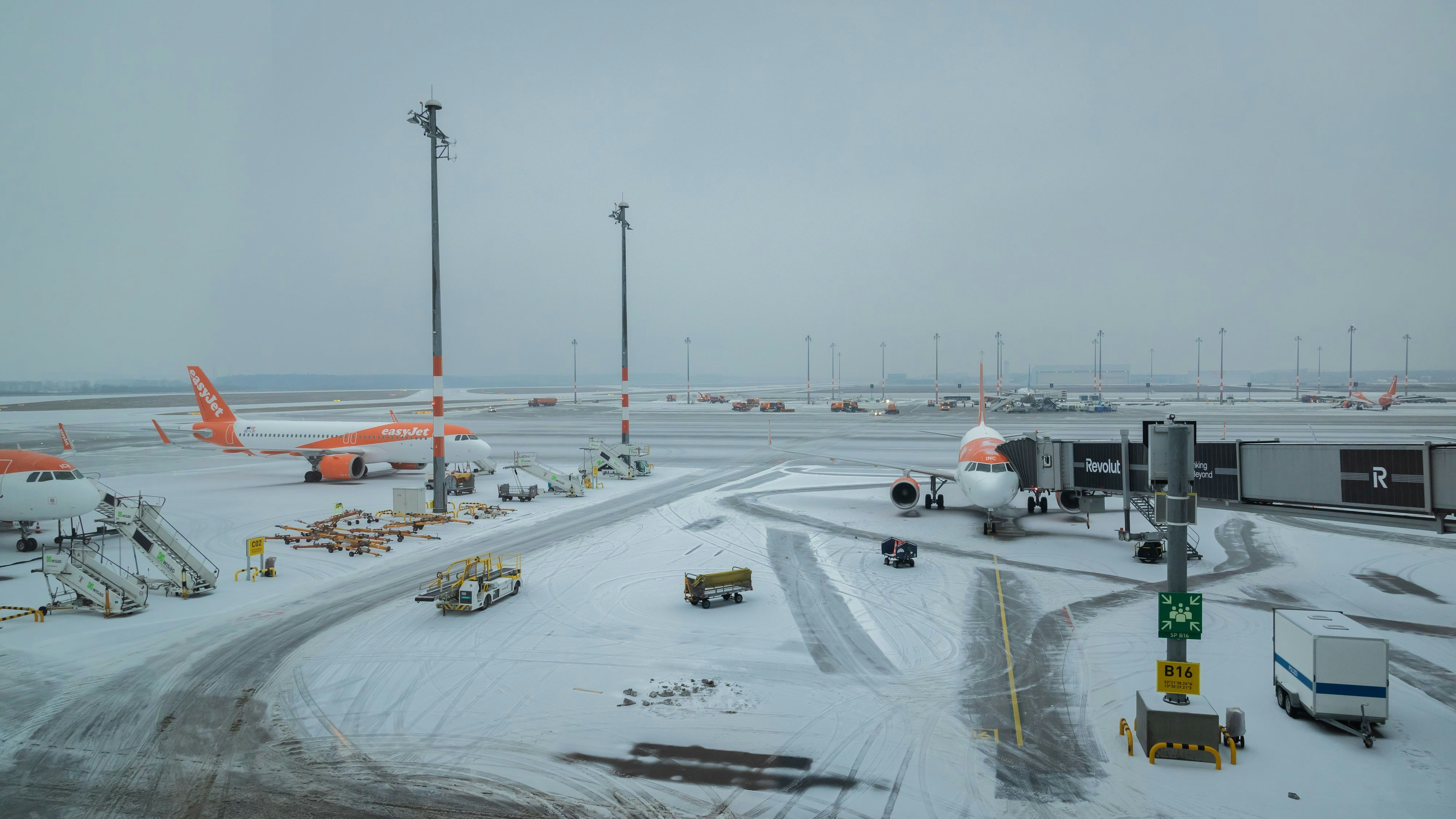 Heute.at - Schnee legt Airport komplett lahm – Flüge gestrichen