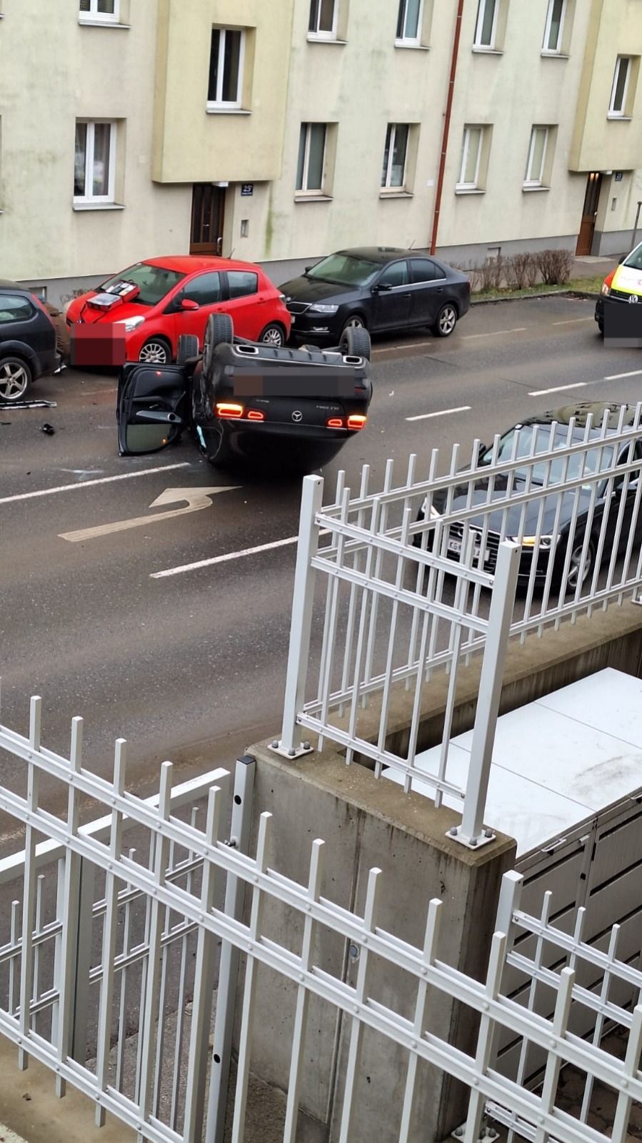 Der Pkw verunfallte am Donnerstag, überschlug sich und kam am Dach zum Liegen.