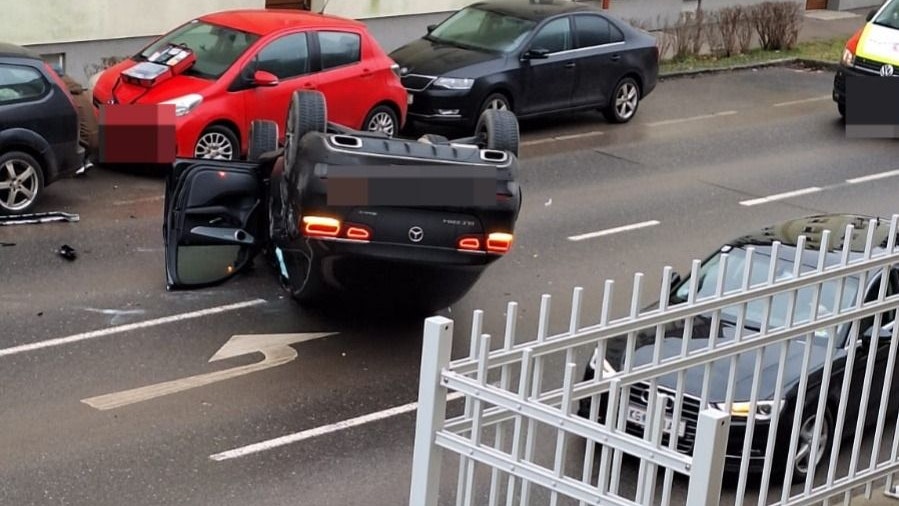 Der verunfallte Pkw kam am Dach zum Stillstand. 