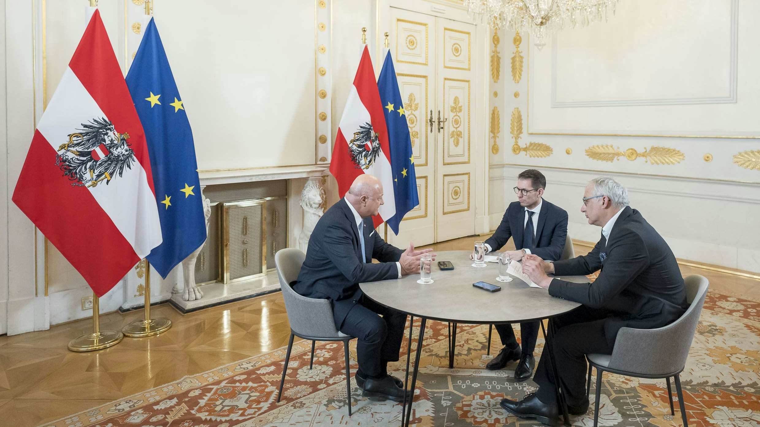 Der Kanzler im Gespräch mit den "Heute"-Chefredakteuren Clemens Oistric und Peter Lattinger (r.)