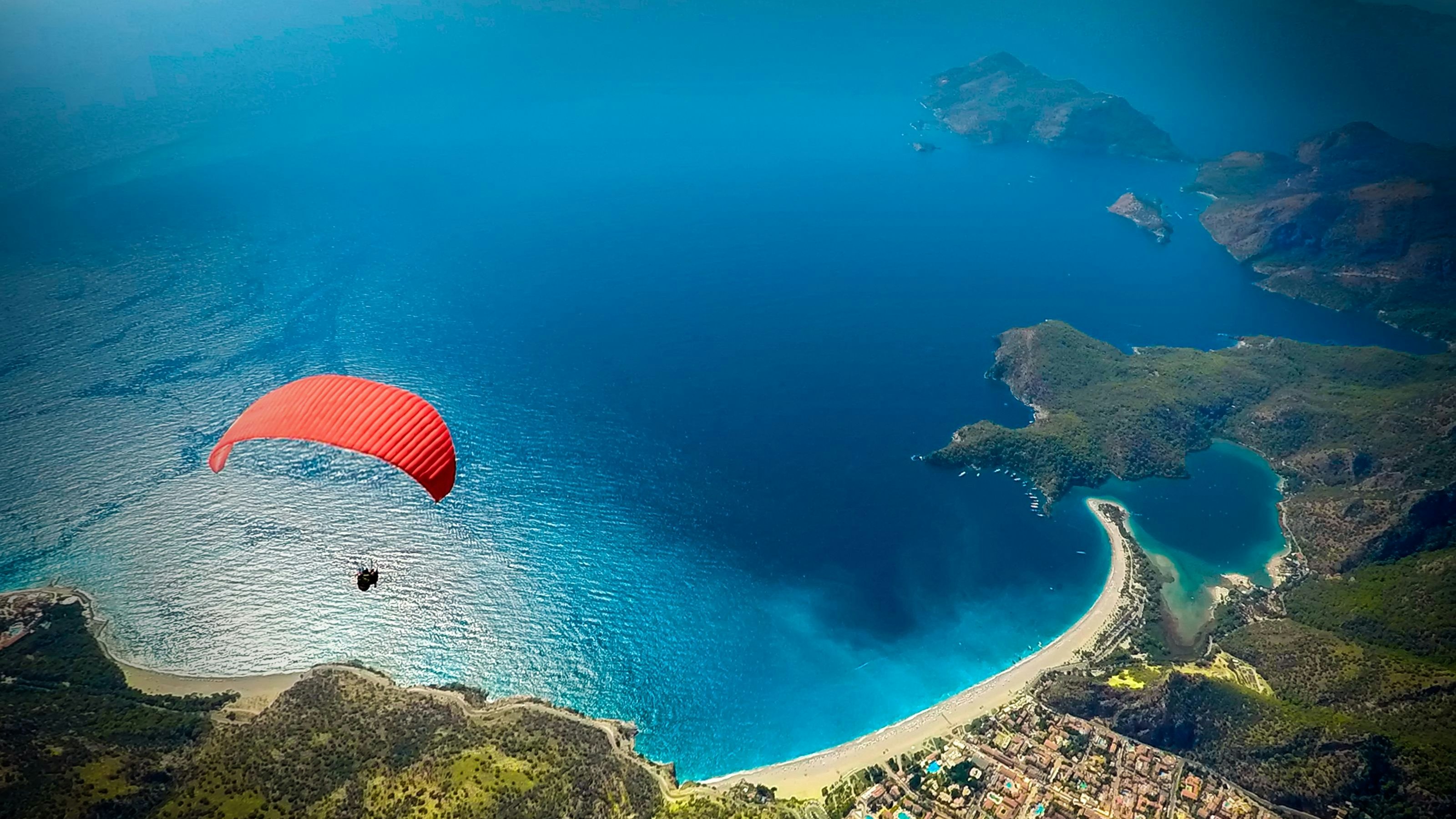 Der Mann stürzte mit seinem Gleitschirm ins Meer. (Symbolbild)