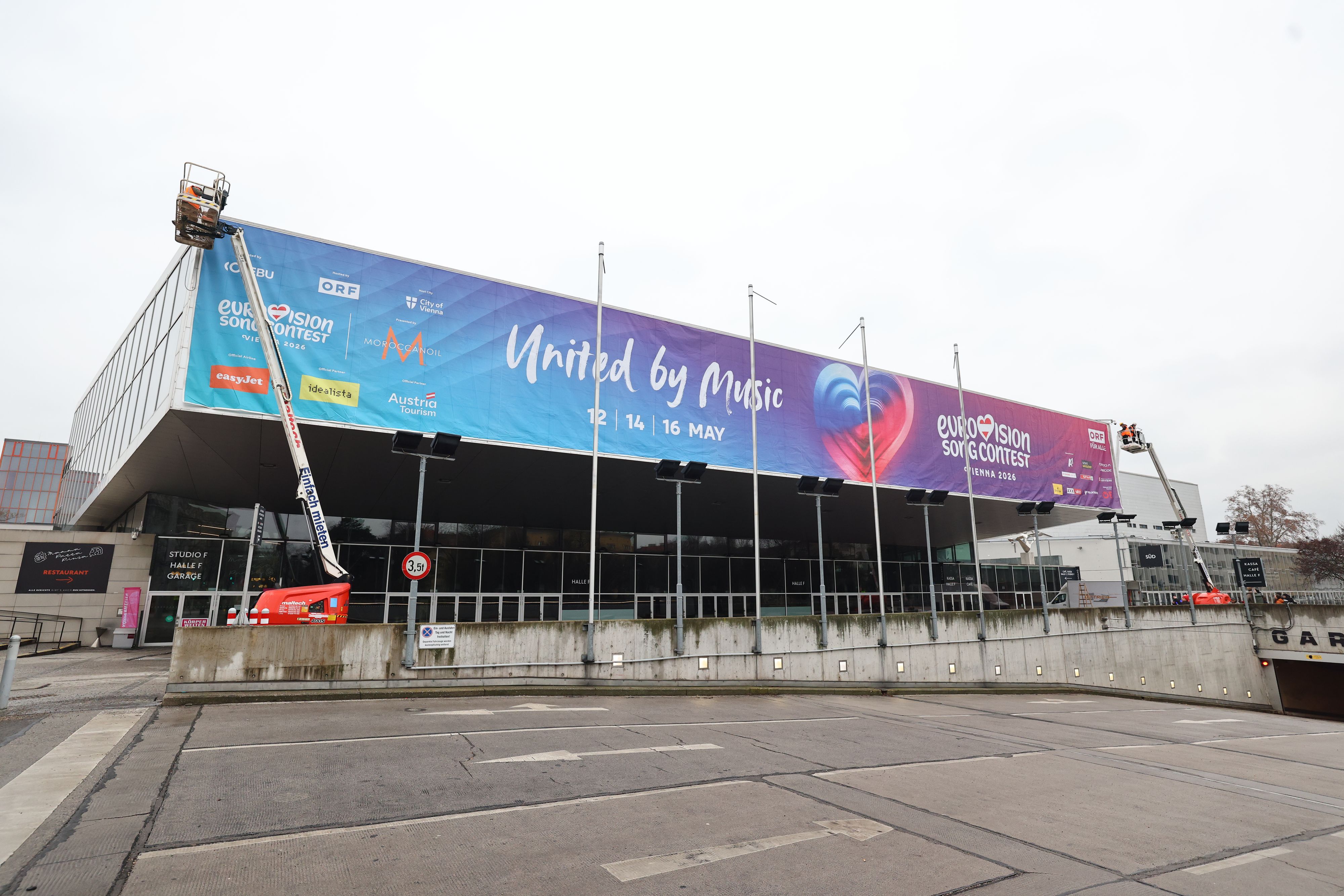 Das neue Banner wurde an der Stadthalle angebracht.