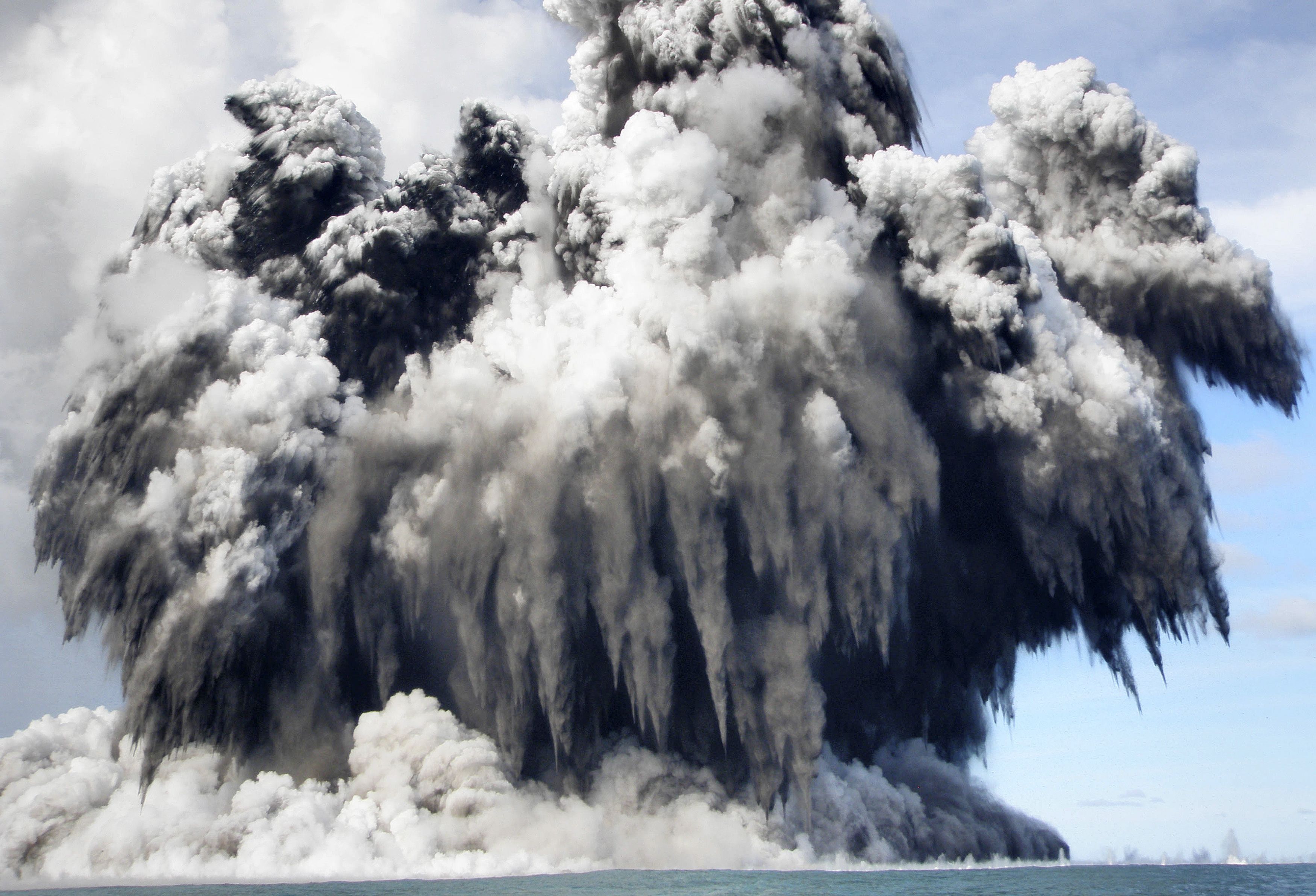 Mega-Ausbruch: Die Hunga-Tonga-Eruption schleuderte vor vier Jahren 160 Megatonnen Wasserdampf in die Stratosphäre.