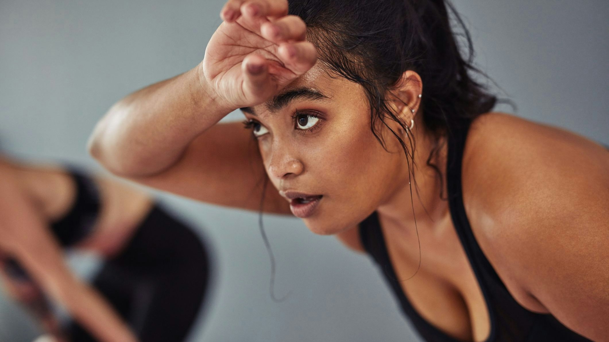 Frau strengt sich an beim Sport...