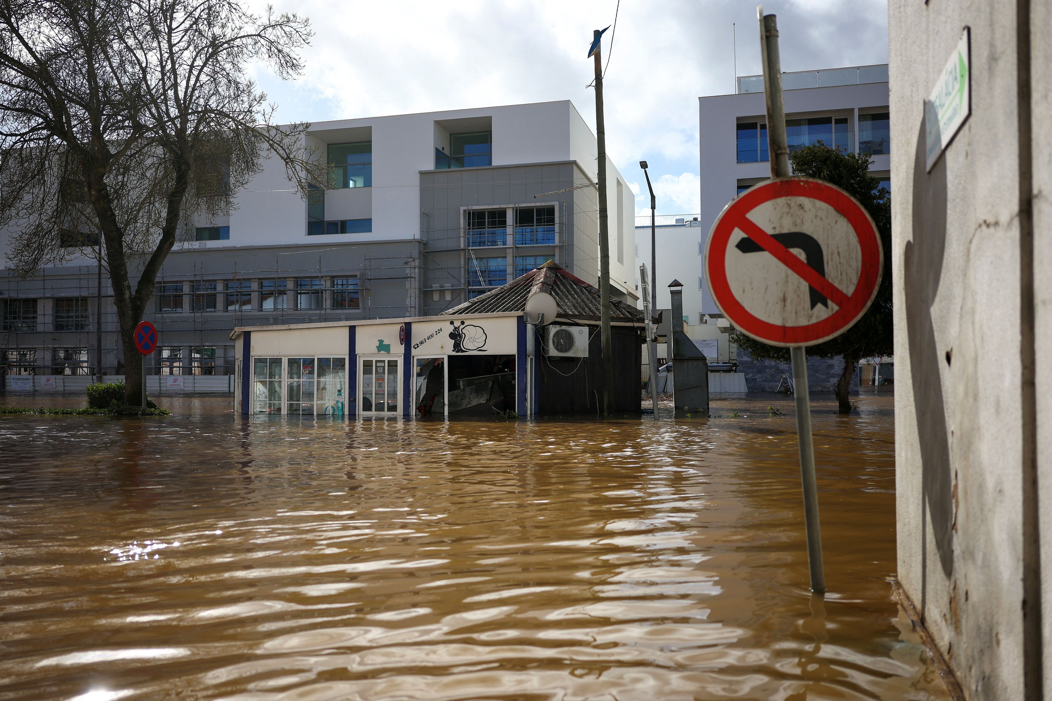 Heute.at - Spanien und Portugal teils meterhoch unter Wasser