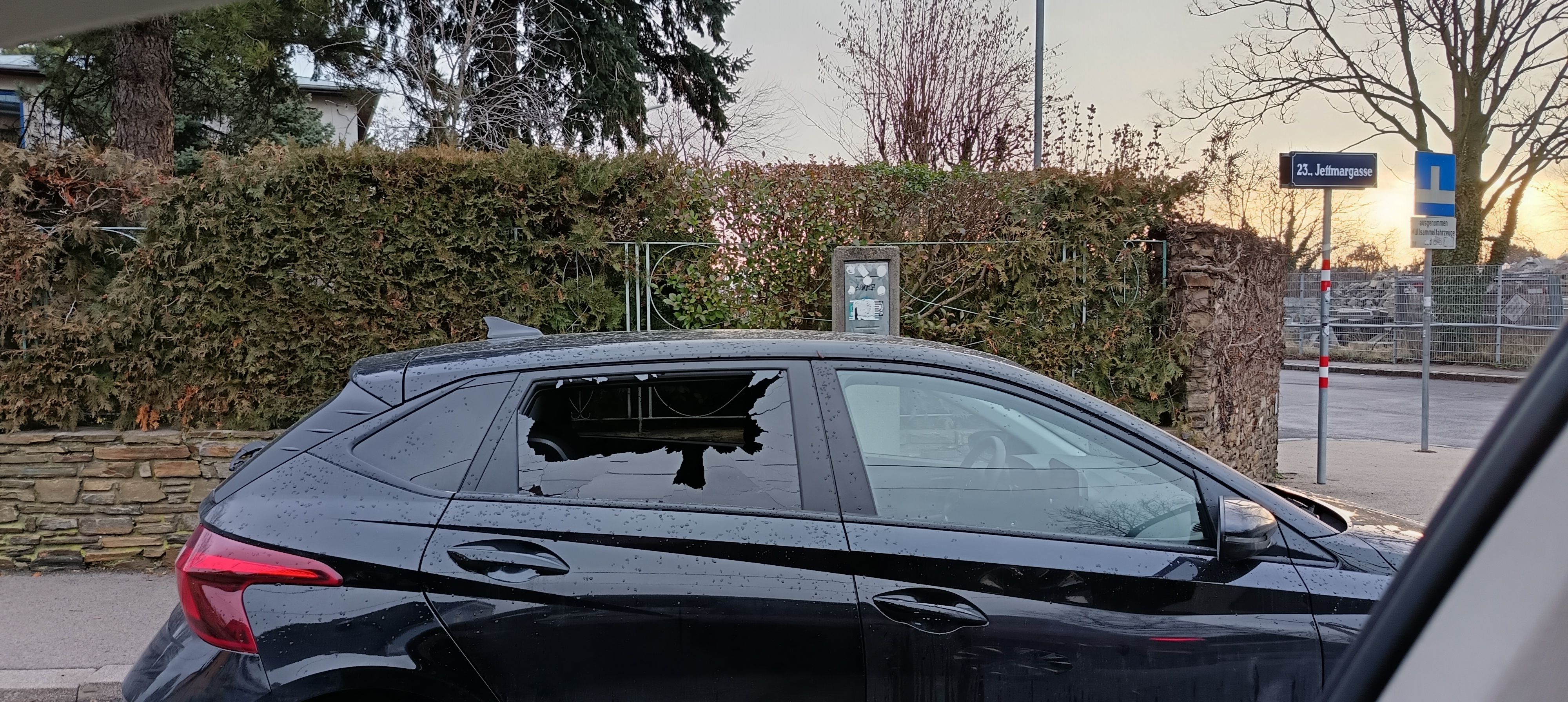 Ein nächtlicher Vandalismus-Akt sorgt in Wien-Liesing für Albträume.