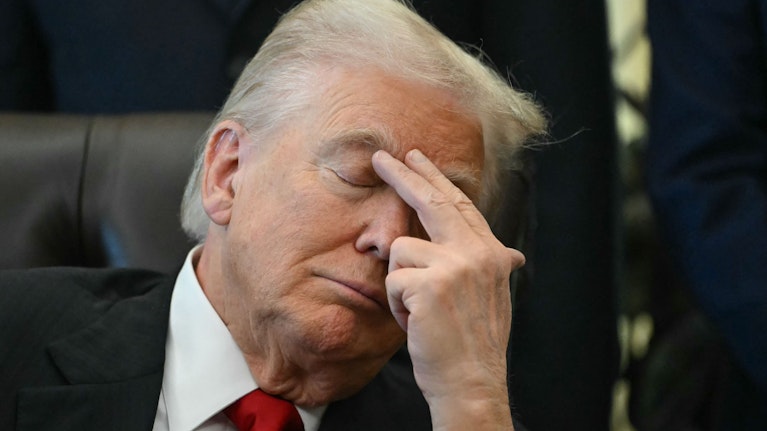 Der US-Präsident sei nicht nur körperlich in schlechter Verfassung, sondern auch rasch fortschreitend dement. Das behaupten immer mehr Ärzte, nun lieferte Trump einen Beleg. Er postete ein rassistisches Video, es zeigt Ex-Präsident Obama und seine Frau als Affen.