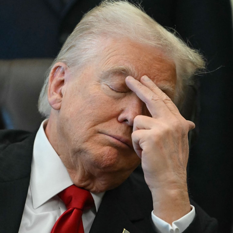 Der US-Präsident sei nicht nur körperlich in schlechter Verfassung, sondern auch rasch fortschreitend dement. Das behaupten immer mehr Ärzte, nun lieferte Trump einen Beleg. Er postete ein rassistisches Video, es zeigt Ex-Präsident Obama und seine Frau als Affen.