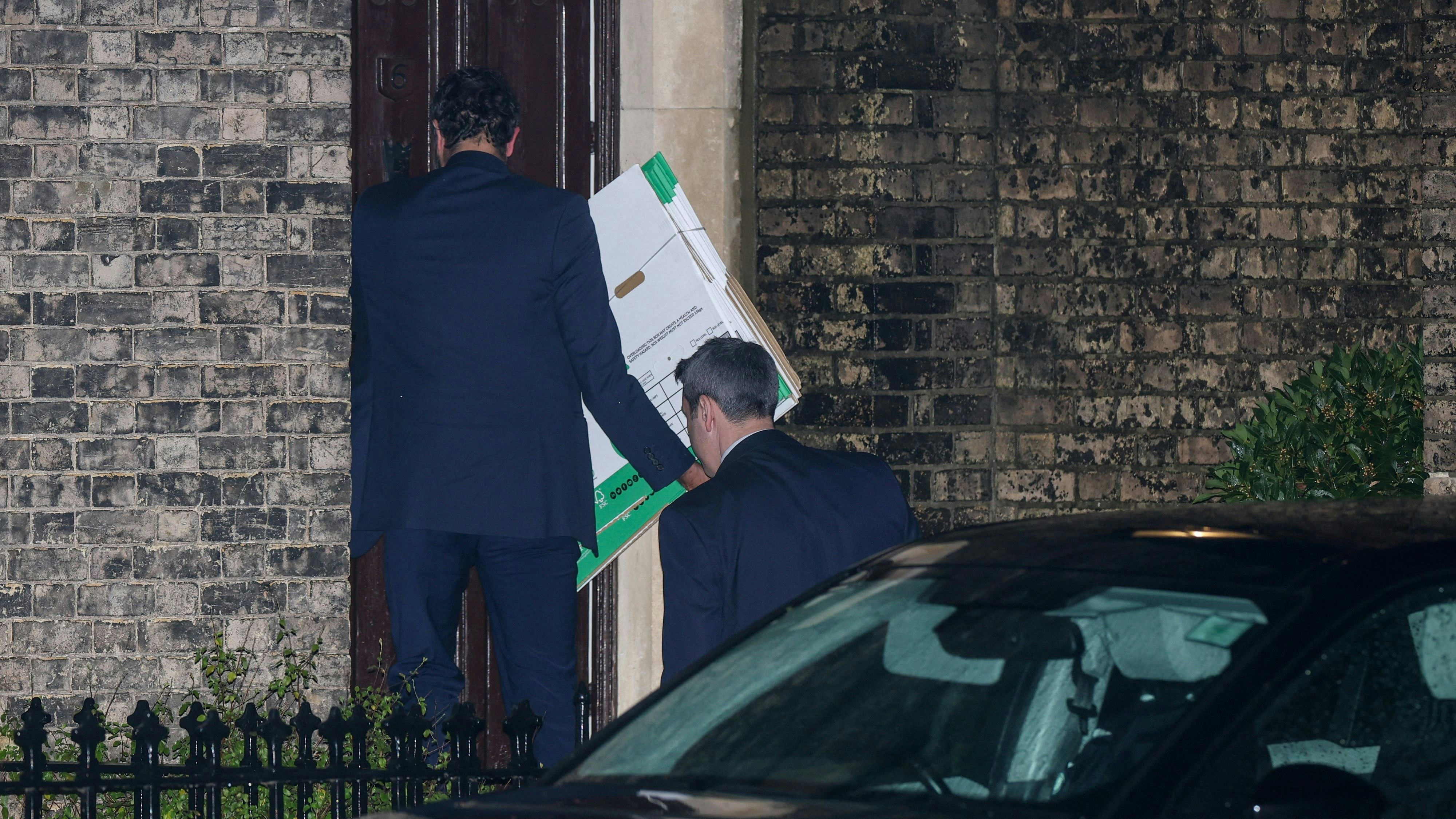 Die Hausdurchsuchungen fanden laut Polizei am Freitag in Wiltshire im Südwesten Englands sowie im Londoner Stadtteil Camden statt.