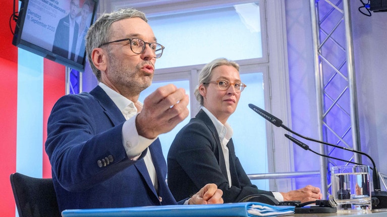 Die Ausbreitung in die Mitte zeigt, wie weit rechtsextreme Gruppen ihren Einfluss in Demokratien ausdehnen. Martin Sellner, der österreichische Propagandist des Begriffs, will nun ein „Institut für Remigration”. In der AfD wurde der Umgang mit ihm verboten.