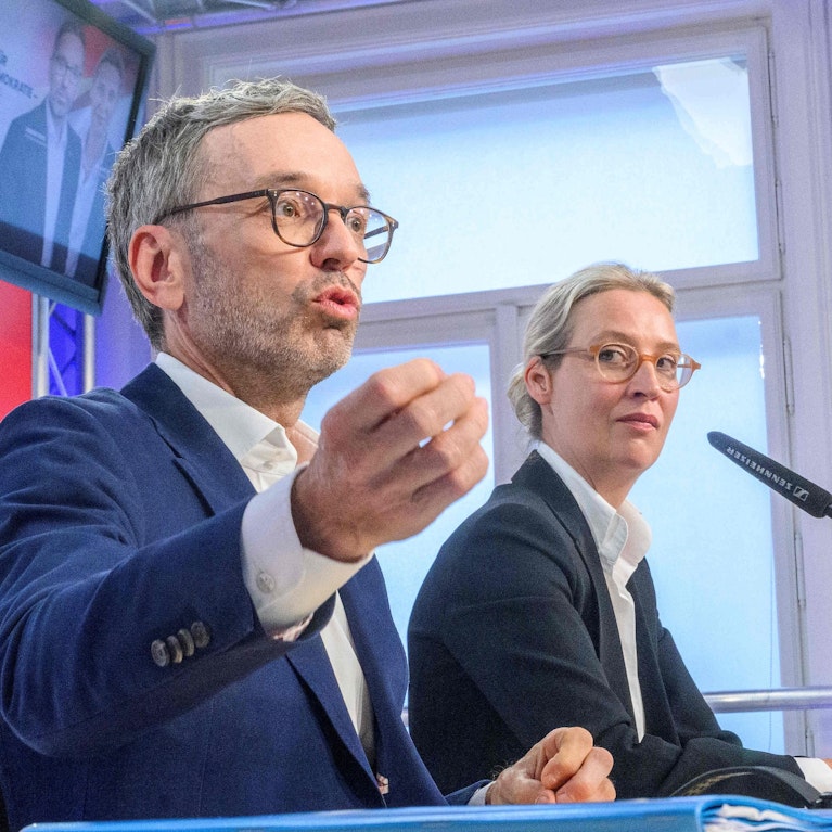 Die Ausbreitung in die Mitte zeigt, wie weit rechtsextreme Gruppen ihren Einfluss in Demokratien ausdehnen. Martin Sellner, der österreichische Propagandist des Begriffs, will nun ein „Institut für Remigration”. In der AfD wurde der Umgang mit ihm verboten.