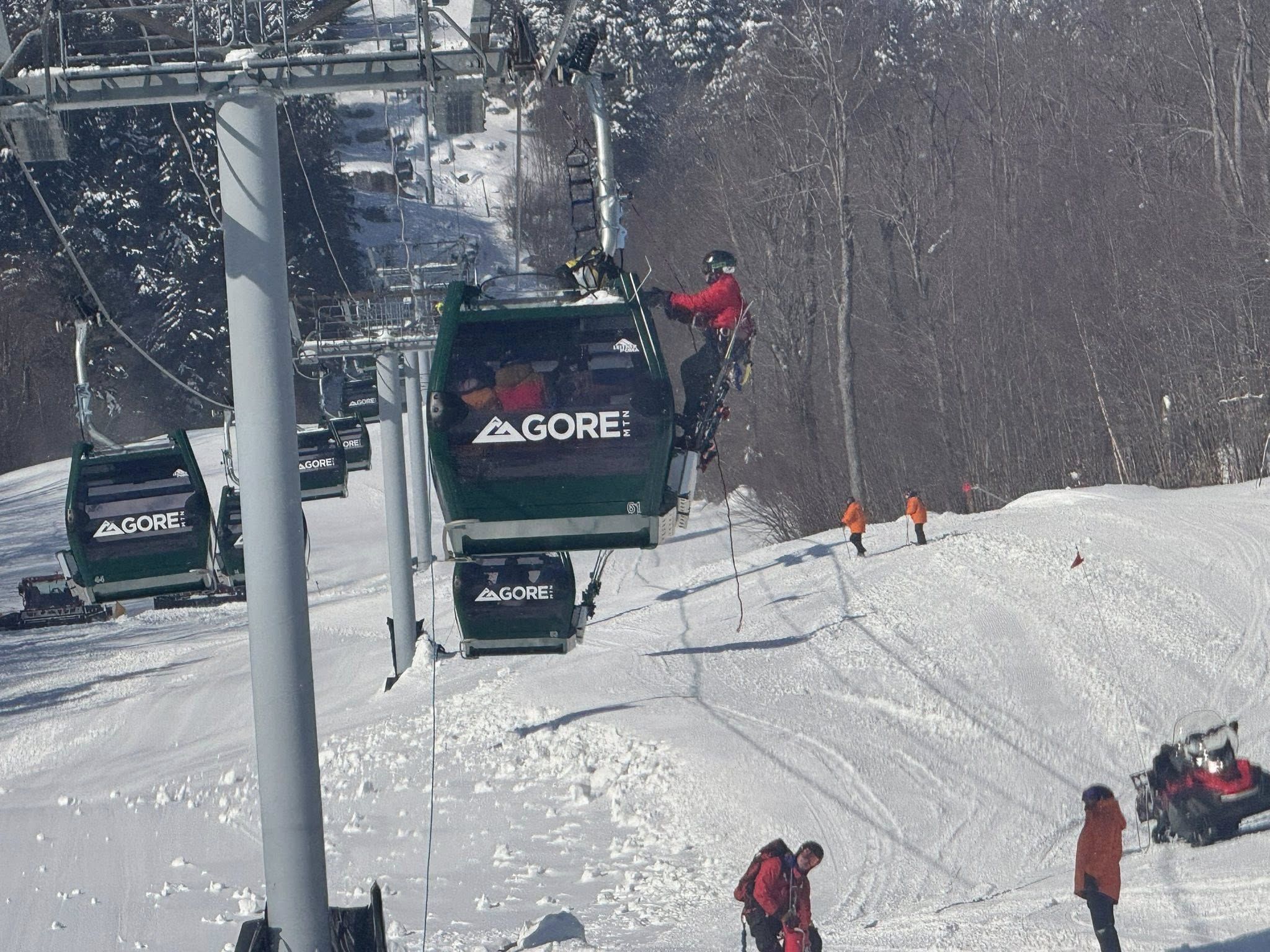 Heute.at - Gondel-Drama: 67 Wintersportler sitzen stundenlang fest