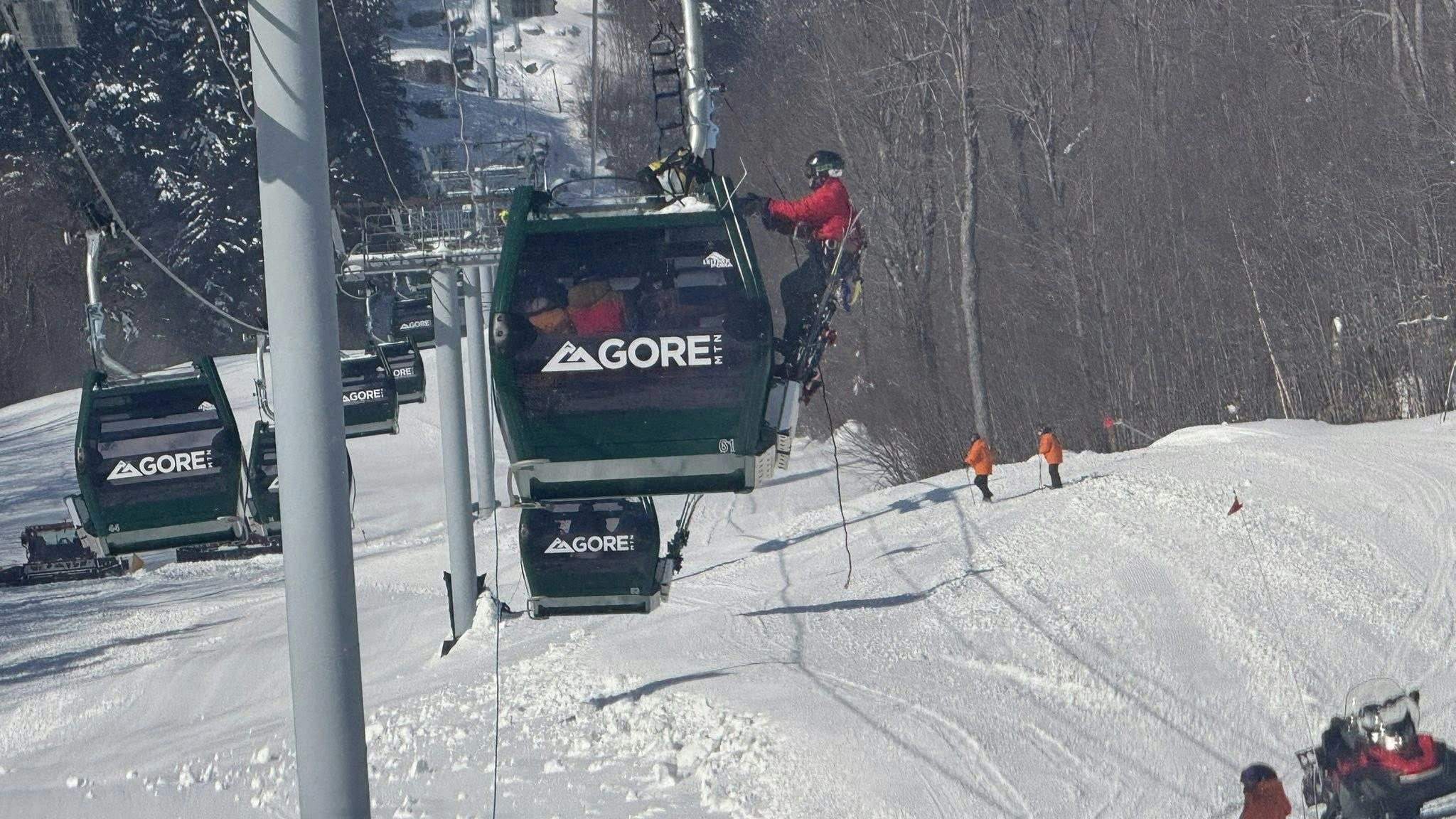 Heute.at - Gondel-Drama: 67 Wintersportler sitzen stundenlang fest