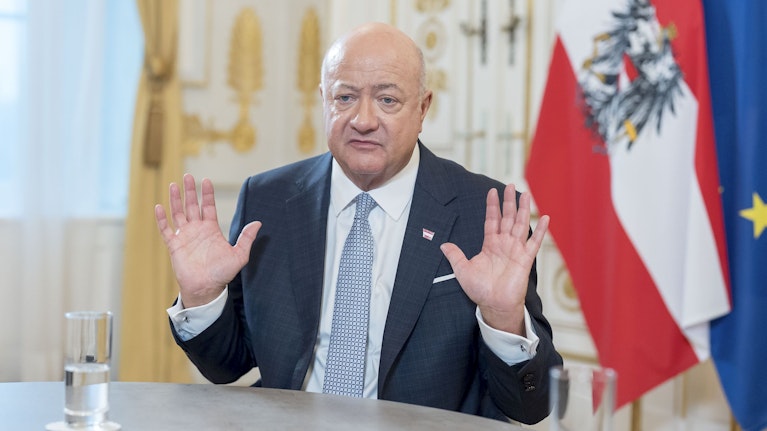 Erst eine Paukenschlag-Rede, dann Interviews in Serie: Christian Stocker machte die Verlängerung der Wehrpflicht zu seinem Grönland. Nun stellte sich heraus, dass es gar keine richtige Volksbefragung geben soll. Die Hintergründe, die Strategie, dazu ein paar Kekse.