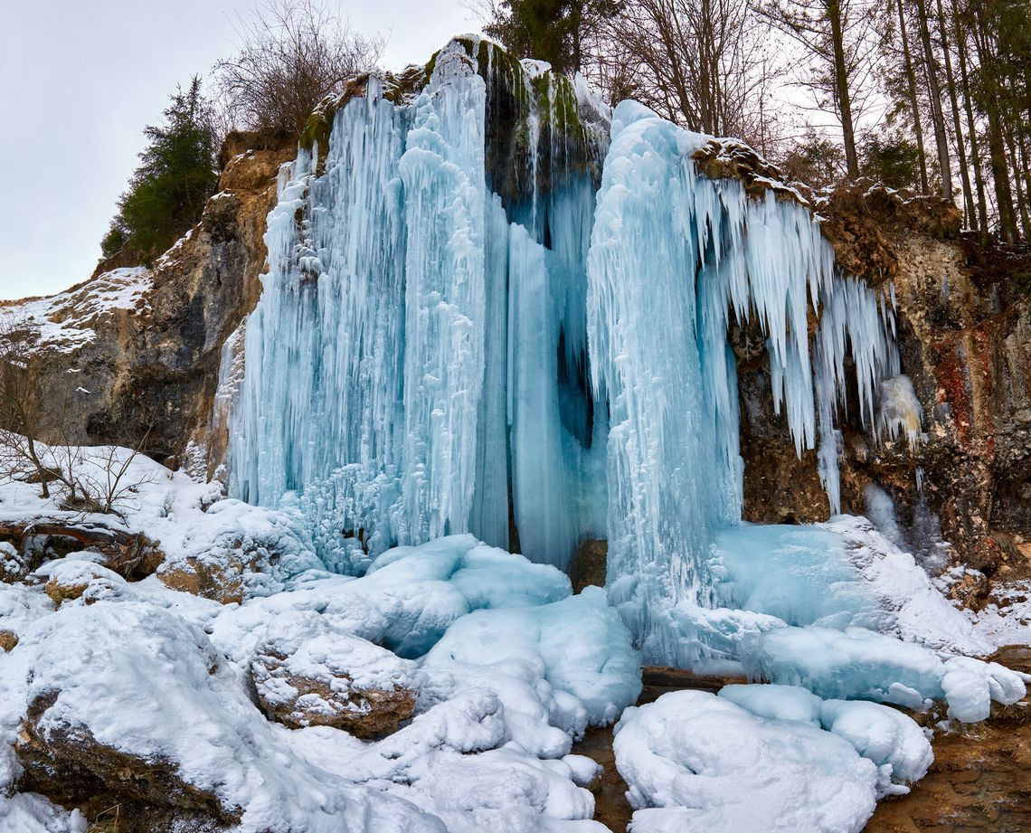 Alle vier Eiskletterer befanden sich im flachen Gelände, direkt unterhalb eines Felsvorsprungs beim Eisfall, als plötzlich ein großer Eiszapfen abbrach.
