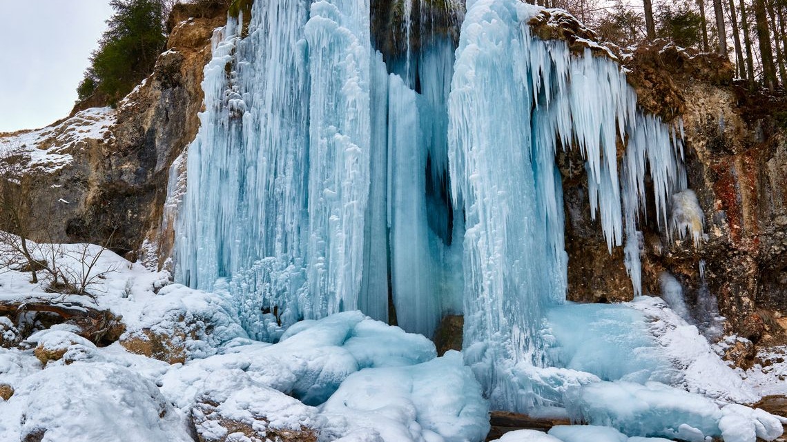 Alle vier Eiskletterer befanden sich im flachen Gelände, direkt unterhalb eines Felsvorsprungs beim Eisfall, als plötzlich ein großer Eiszapfen abbrach.