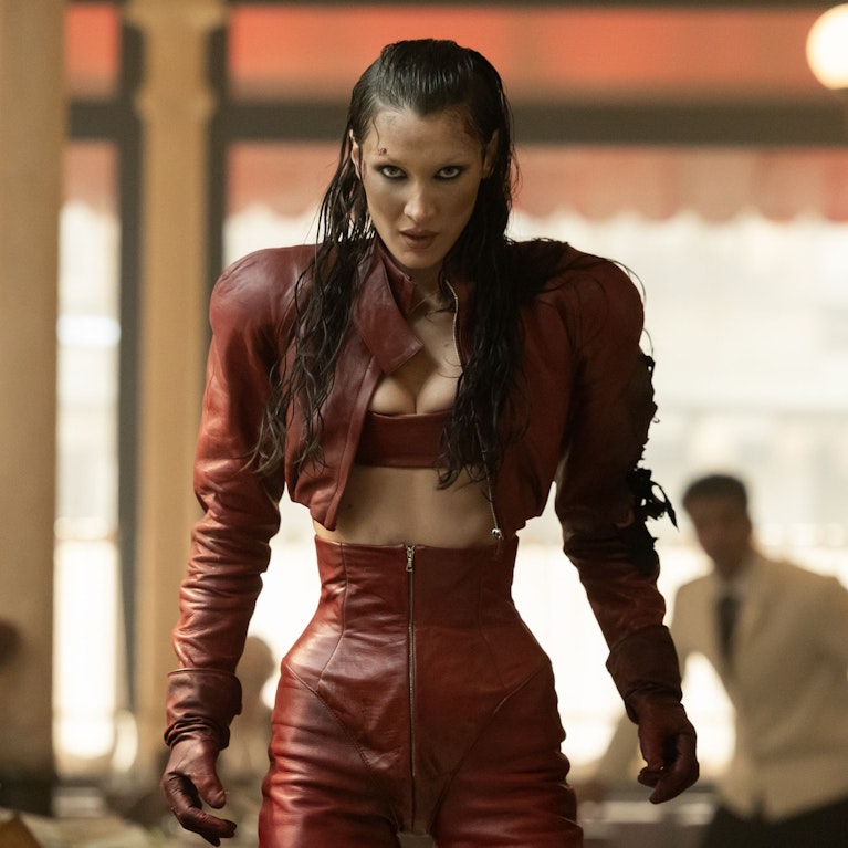 Supermodels, die in Flammen aufgehen, gewöhnliche Menschen, die für makellose Schönheit buchstäblich ihr Leben geben: Die neue Streaming-Serie "The Beauty" ist ein ätzender Kommentar zu aktuellen Schönheitstrends wie Botox und Ozempic. Jetzt auf Disney+.