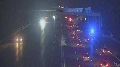 Heute.at - Dutzende Vermummte stürmen A2 – prügeln auf Autos ein