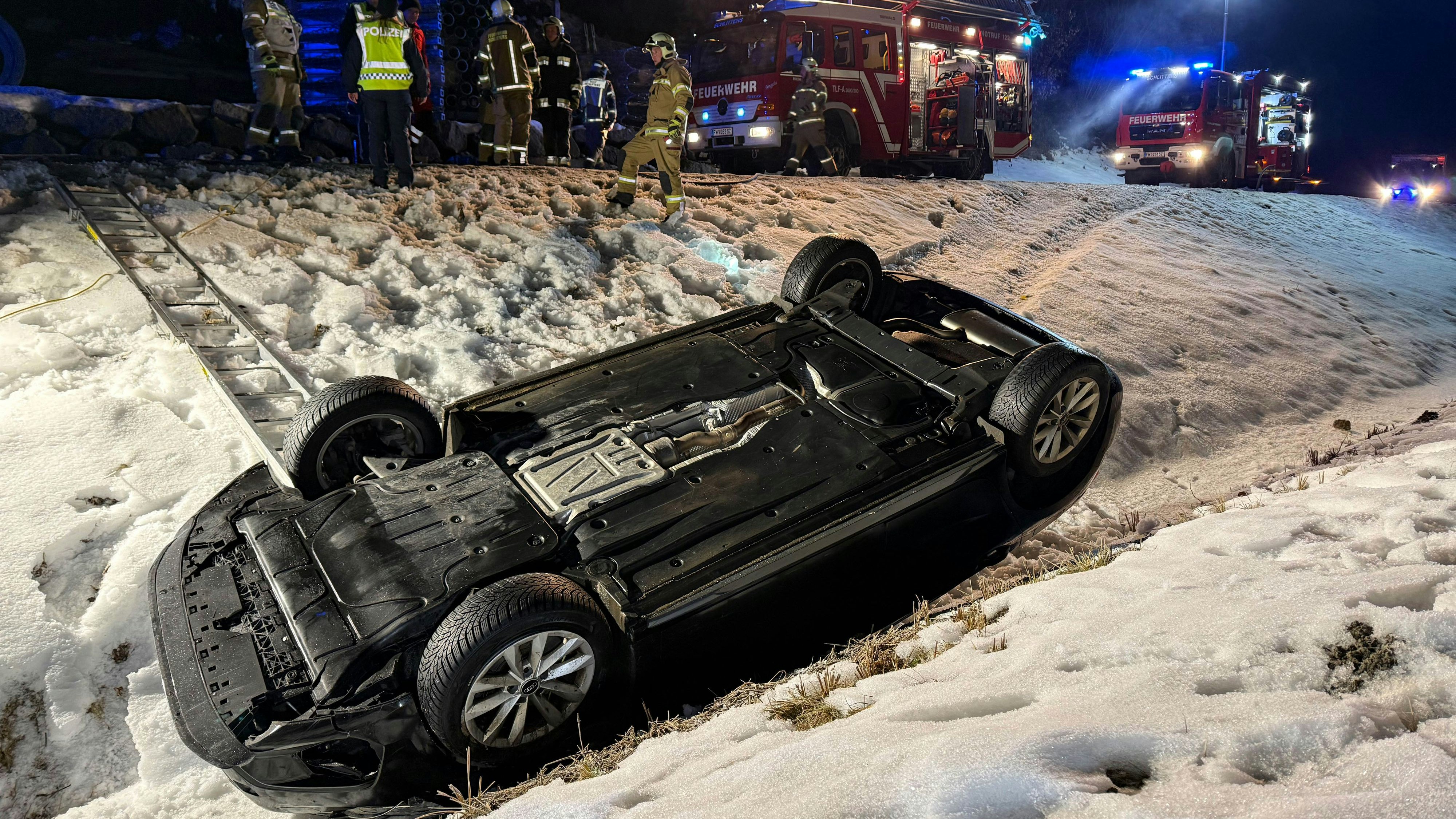   Schlitters-Flucht nach Fahrzeugabsturz mit Pkw --Fotocredit: ZOOM.TIROL 