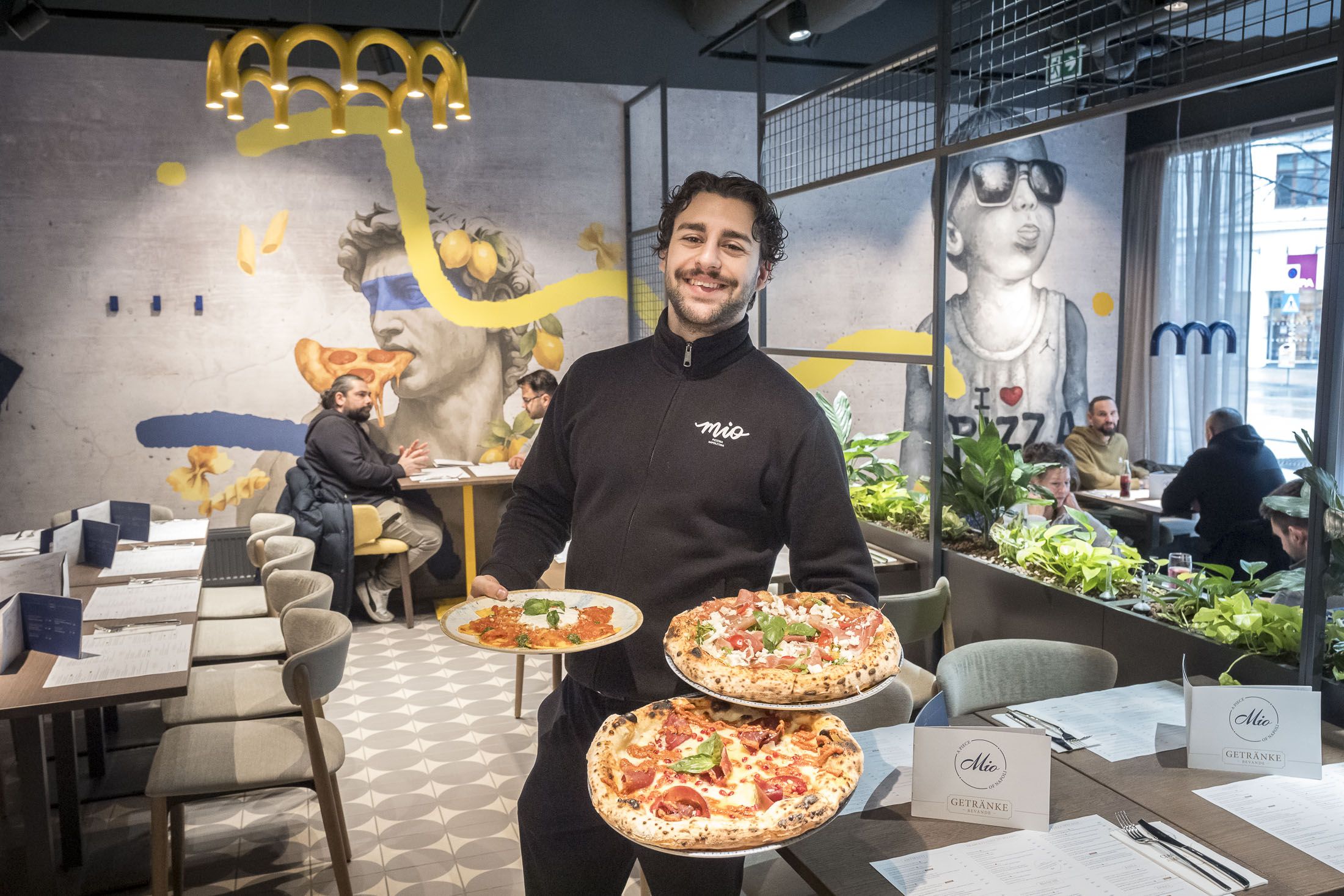 Serviceleiter Peter Janis präsentiert stolz die authentisch-italienischen Gerichte.