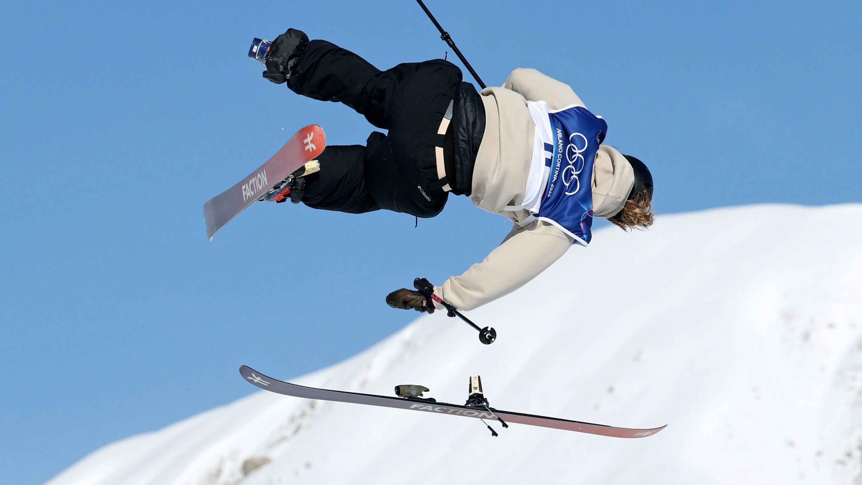 Sarah Höfflin hat im Slopestyle gleich den Ski verloren. 