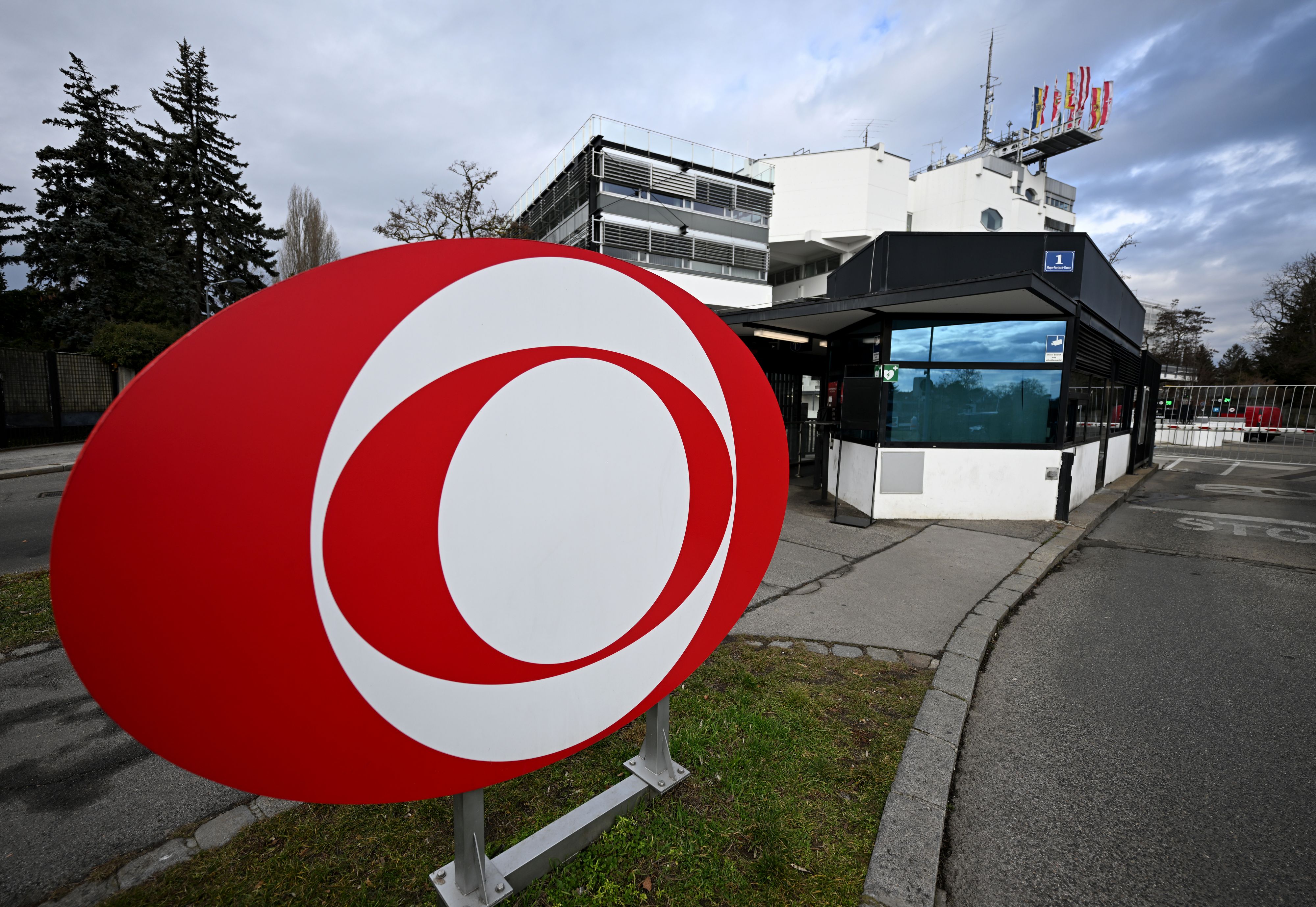 Das Logo des ORF (Österreichischer Rundfunk) vor dem ORF-Zentrum am Künigelberg in Wien.