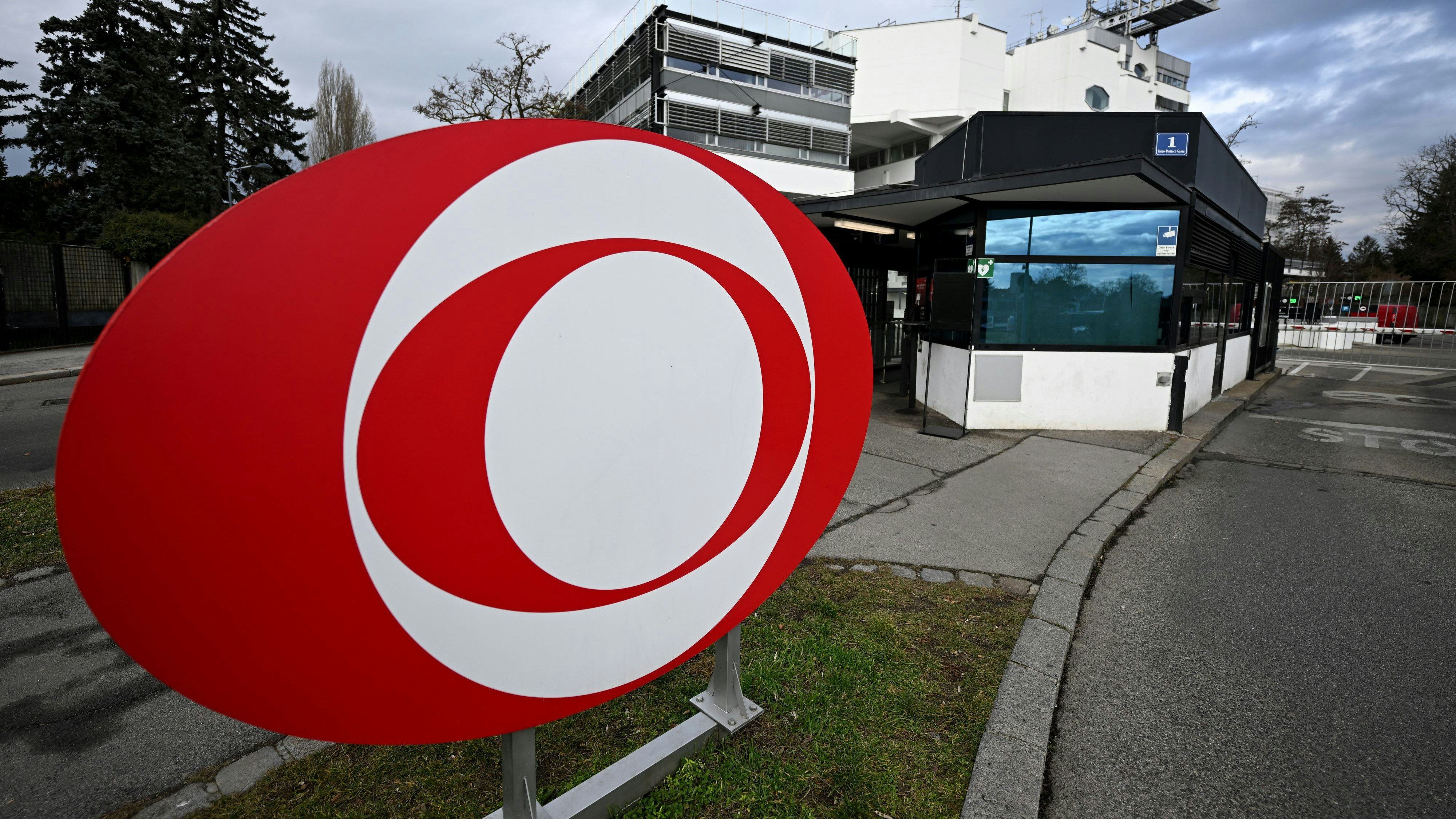 Das Logo des ORF (Österreichischer Rundfunk) vor dem ORF-Zentrum am Künigelberg in Wien.