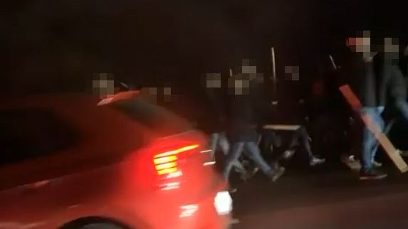 50-60 vermummte Hooligans, jede Menge Holz-Baseballschläger, Stahlruten und ein Plan: kroatische Fans brutal in die Zange zu nehmen.