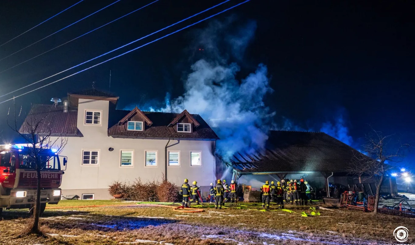 Das Feuerwehrhaus blieb beinahe verschont. 