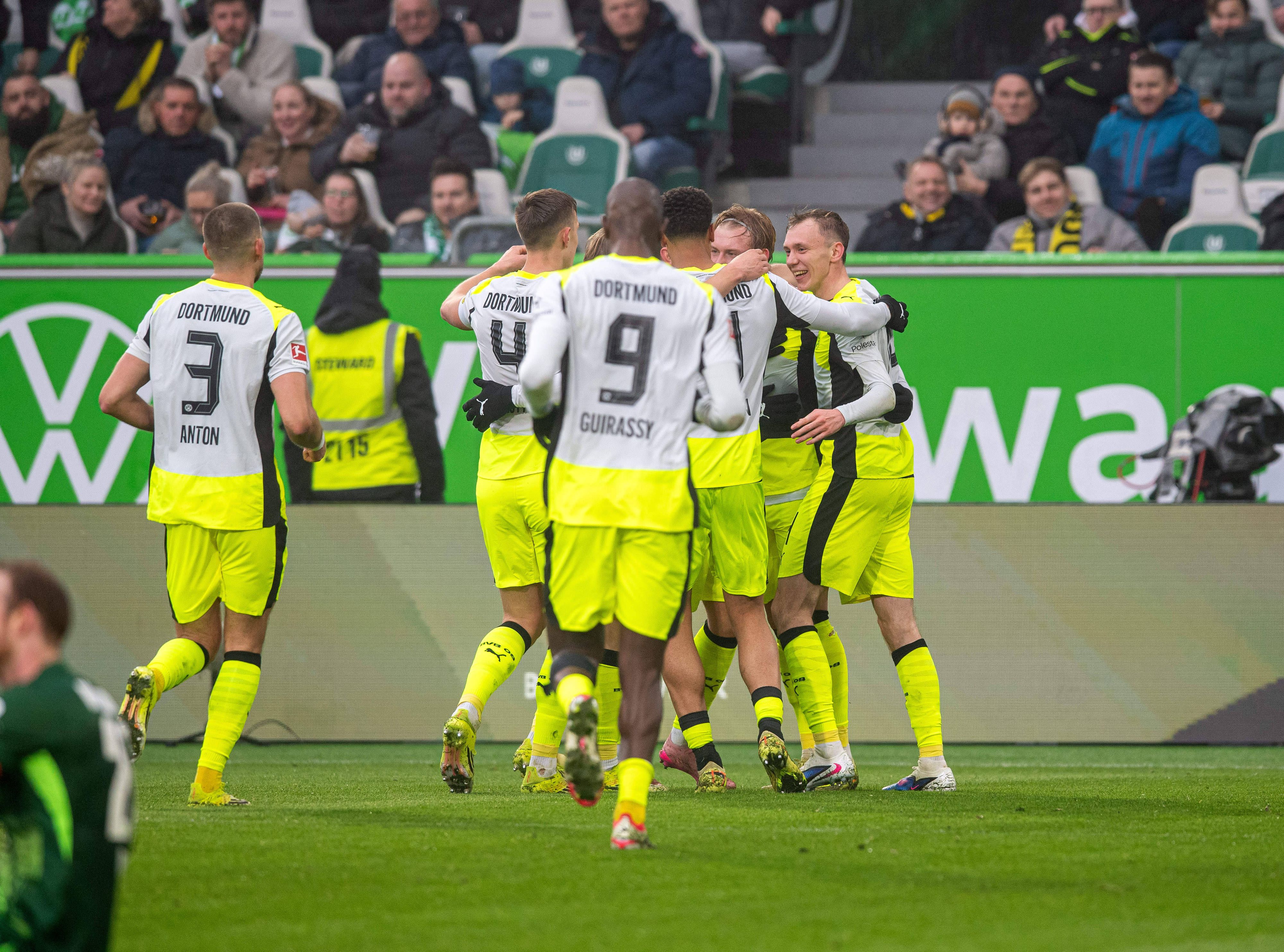 Dortmund beim Jubeln nach dem Treffer von Julian Brandt. 