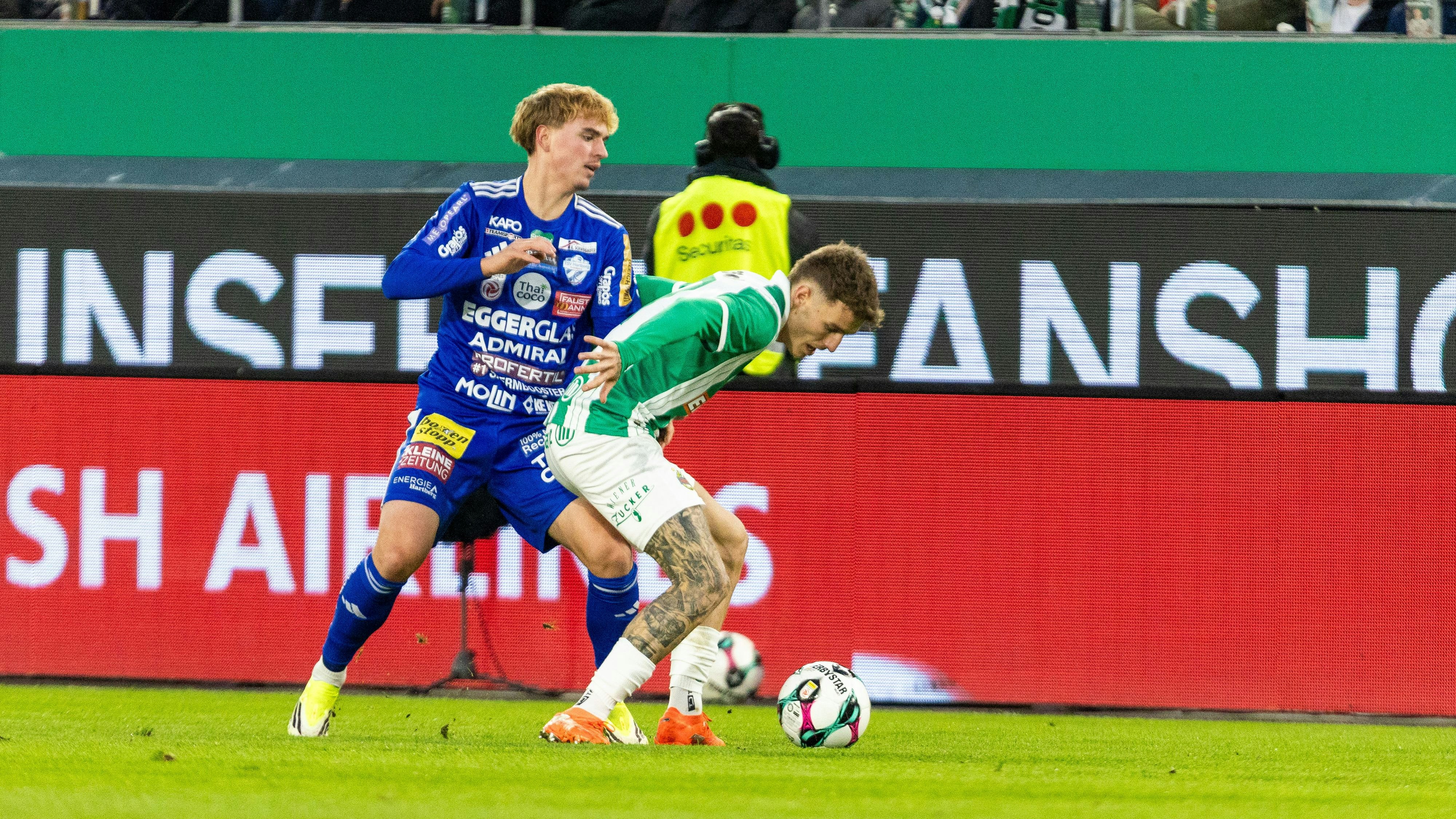 VIENNA,AUSTRIA,07.FEB.26 - SOCCER - ADMIRAL Bundesliga, SK Rapid Wien vs TSV Hartberg. Image shows Maximilian Hennig (Hartberg) and Bendeguz Bolla (Rapid). Photo: GEPA pictures/ Philipp Brem