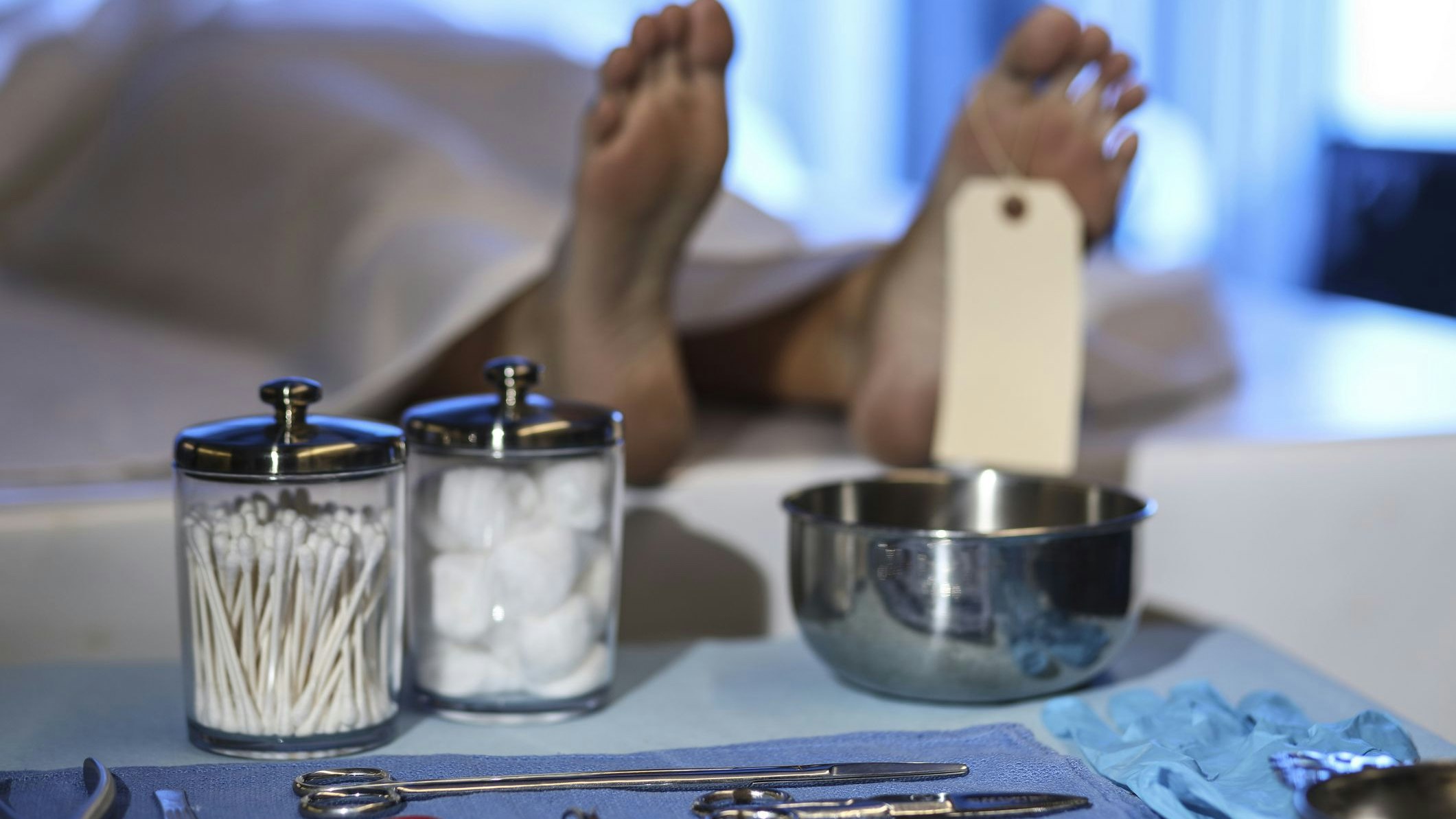 Die Leiche des Millionärs wird erneut untersucht.