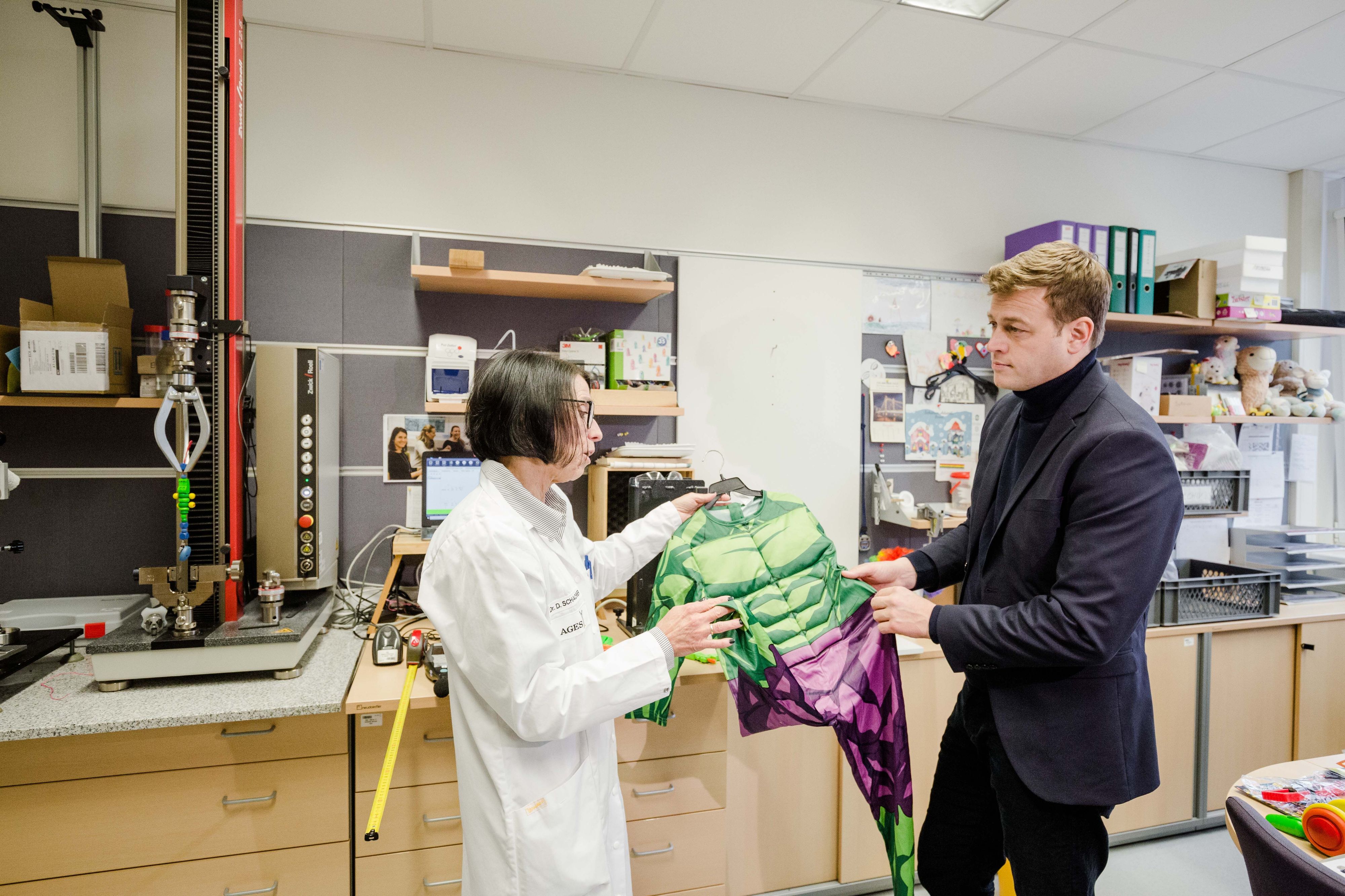 Grüner wird's nicht mehr: Daniela Schachner, Leiterin des Linzer Instituts der Agentur für Gesundheit und Ernährungssicherheit, zeigt OÖ-Grünen-Chef Stefan Kaineder die Problemstellen beim Hulk-Kostüm.