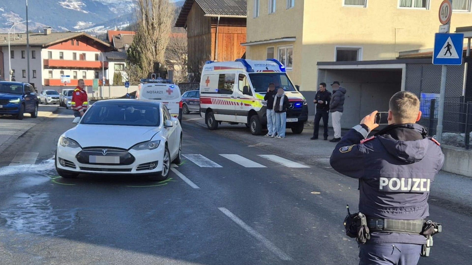 Eine Fußgängerin wurde bei dem Unfall verletzt.