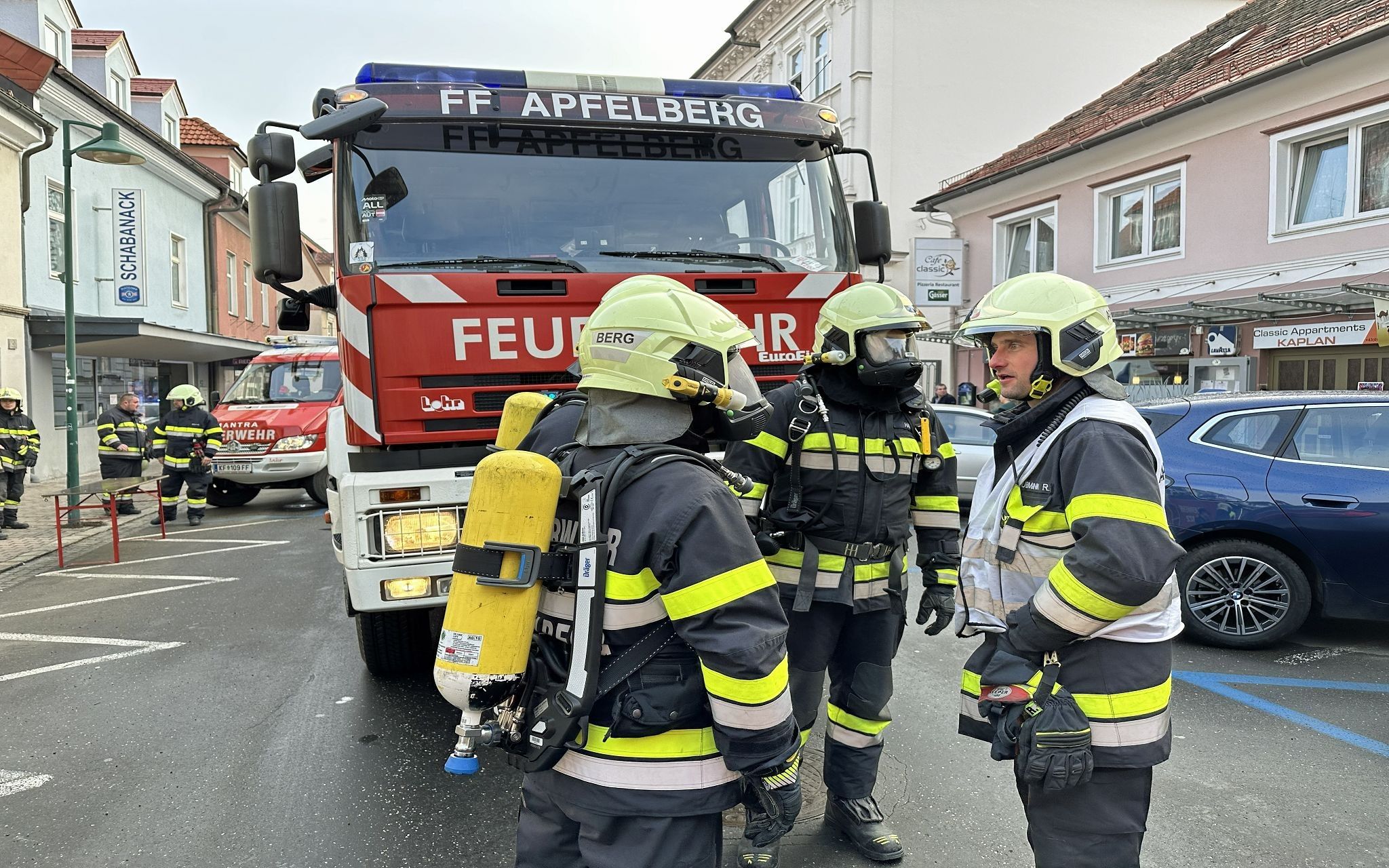 Einsatzkräfte der Feuerwehren Knittelfeld und Apfelberg löschten den Brand.