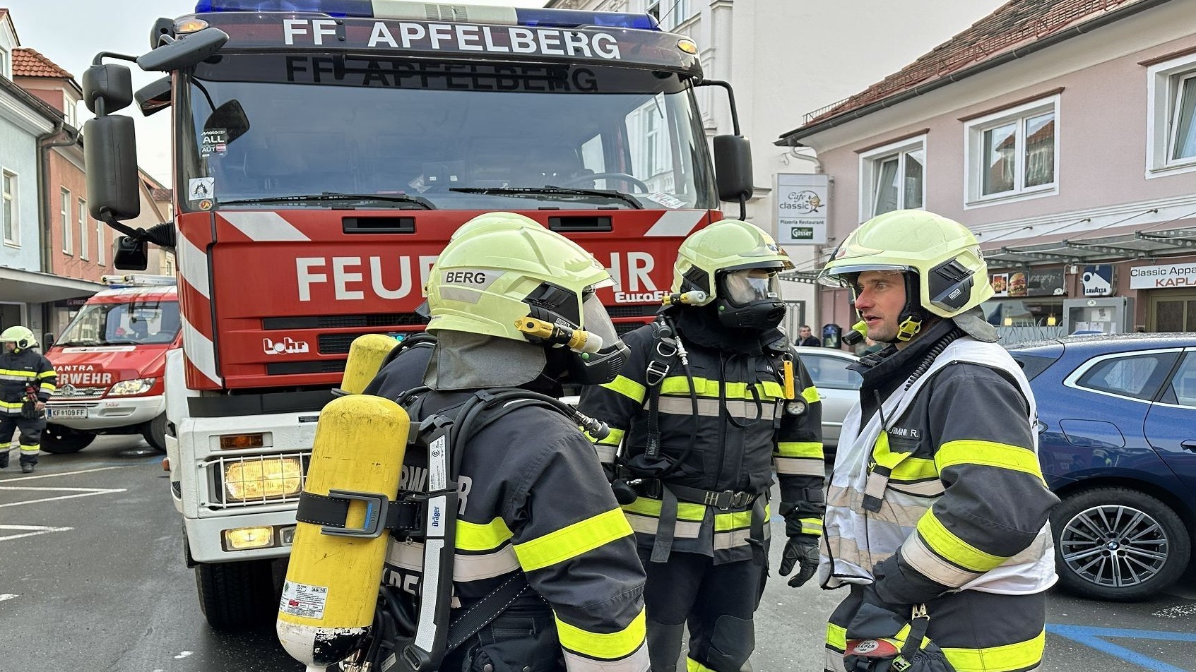 Einsatzkräfte der Feuerwehren Knittelfeld und Apfelberg löschten den Brand.