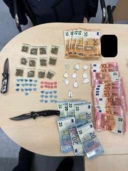 Die Polizei stellte zahlreiche Ecstasy-Tabletten, Kokain-Baggies und Cannabiskraut-Baggies sicher.