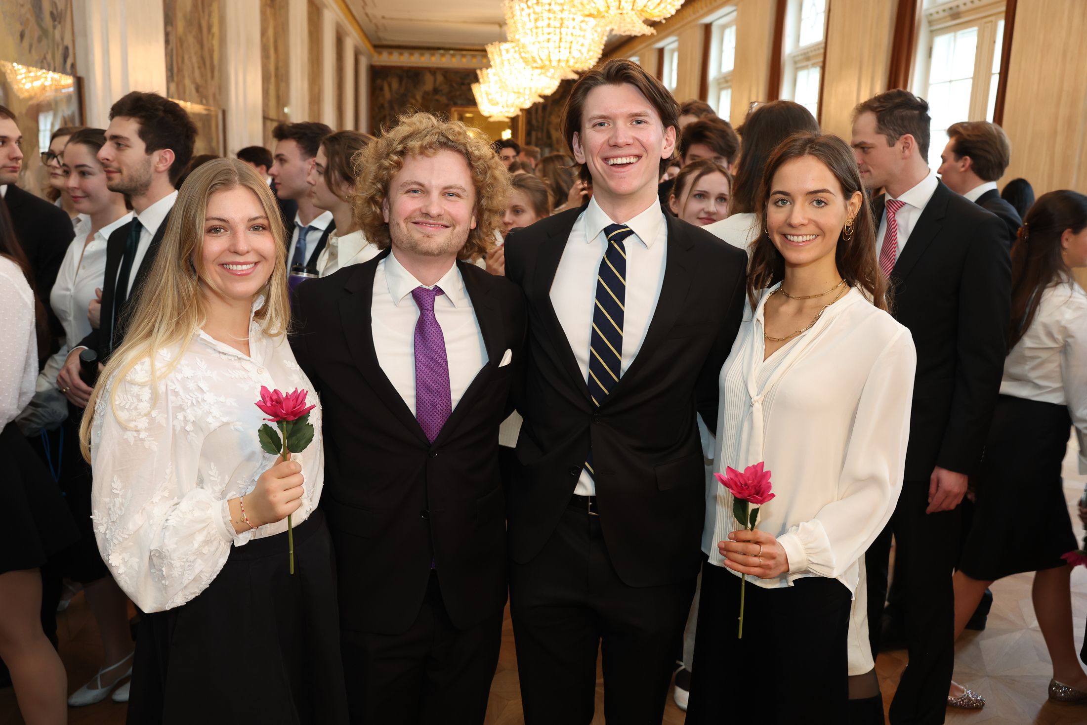 Paulus Bohl tanzt mit Freundin Léa, Christoph Plachutta mit Sophia Planegger.