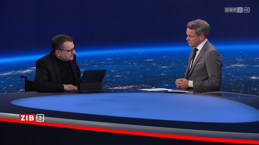 Klaus Fürlinger spricht mit KI-Stimme mit Martin Thür im Studio der ZIB2 am 8. Feber 2026.