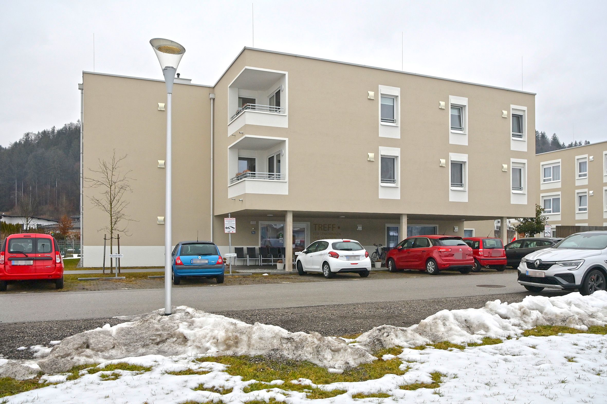 In diesem Wohnkomplex schoss der 82-Jährige am Freitag auf seine Enkelin (30).