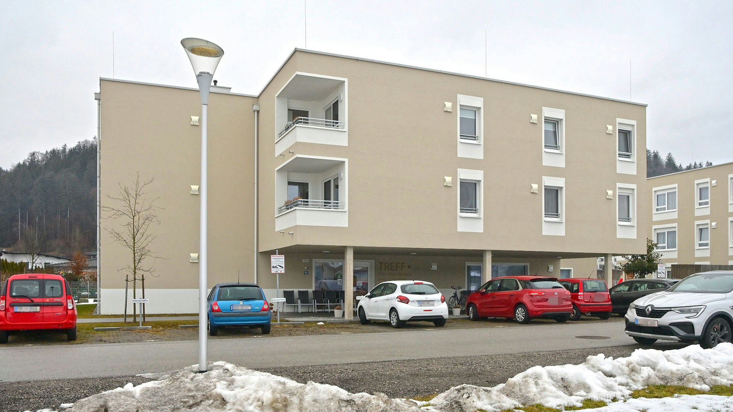 In diesem Wohnkomplex schoss der 82-Jährige am Freitag auf seine Enkelin (30).