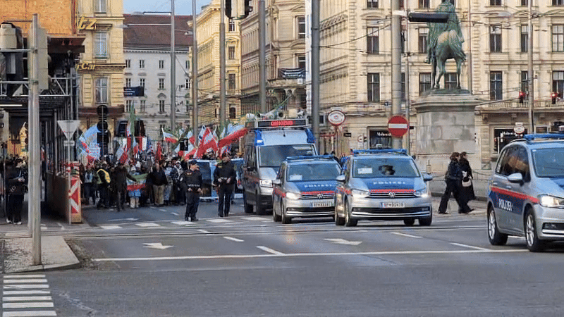 Heute.at - Sie schreien nach König! Demo-Zug legt Wiener City lahm