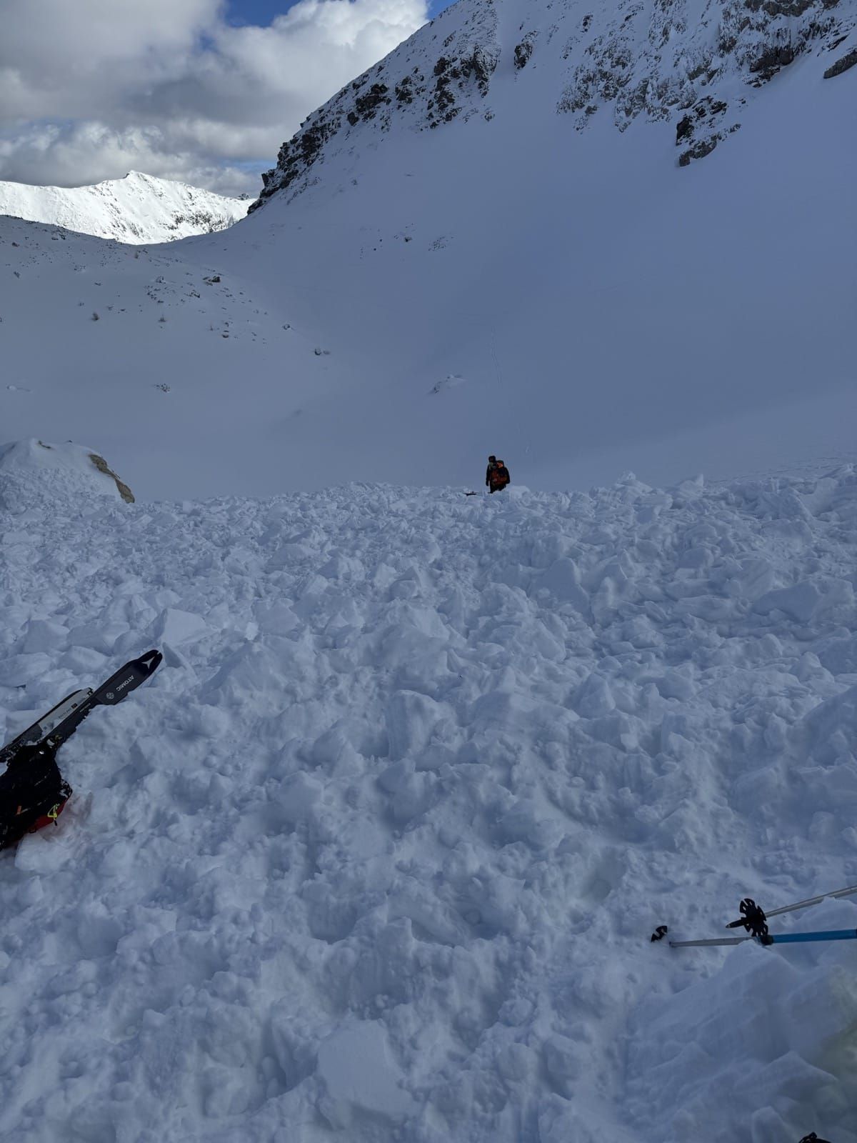 Ein Tourengeher wurde teilweise verschüttet und schwer verletzt.