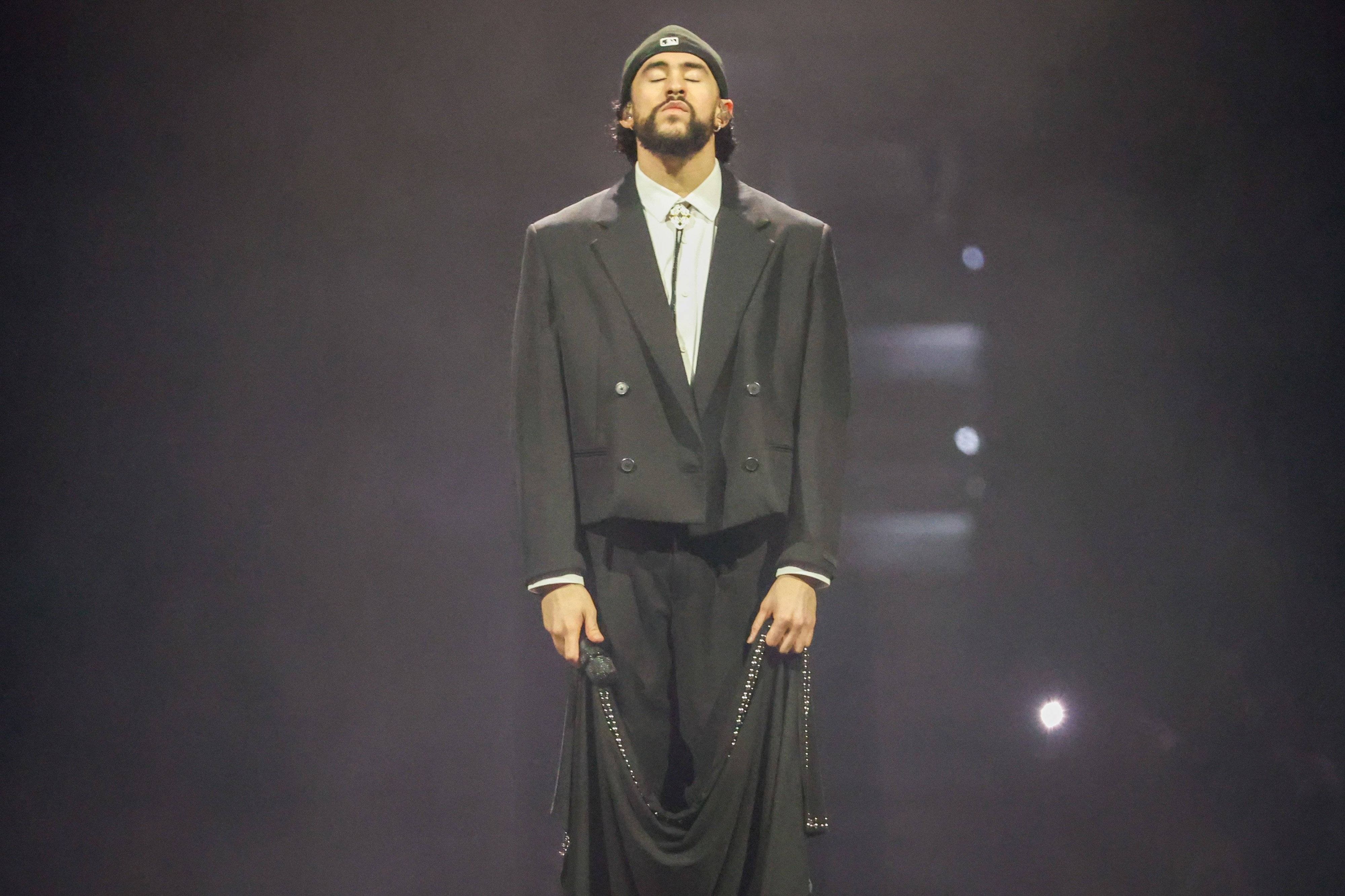 Bad Bunny (31) überzeugt mit Reggaeton-Musik. Für sein neuestes Album hat er eine Grammy-Auszeichnung bekommen. Nun unterhält er mit seiner Kunst die Zuschauer des Super-Bowls während der Halbzeit.