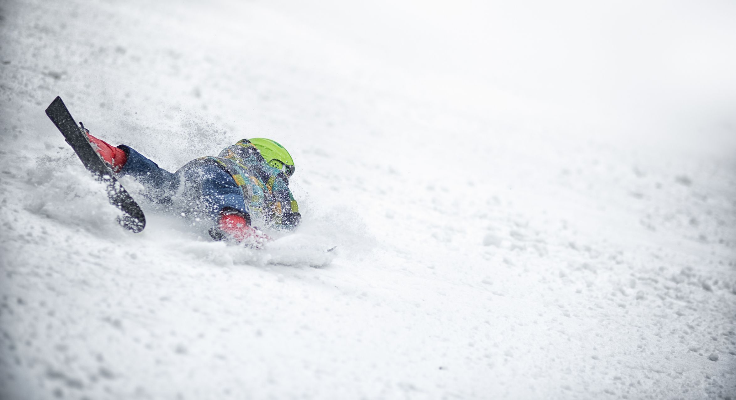 Ein junger Bub wurde bei einem Skiunfall schwer verletzt.