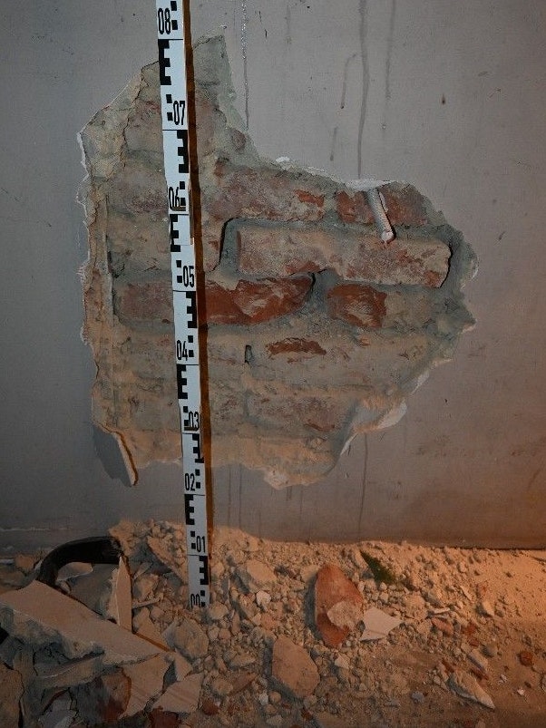 Die Kriminellen wollten durch eine Mauer in das Geschäft einbrechen.