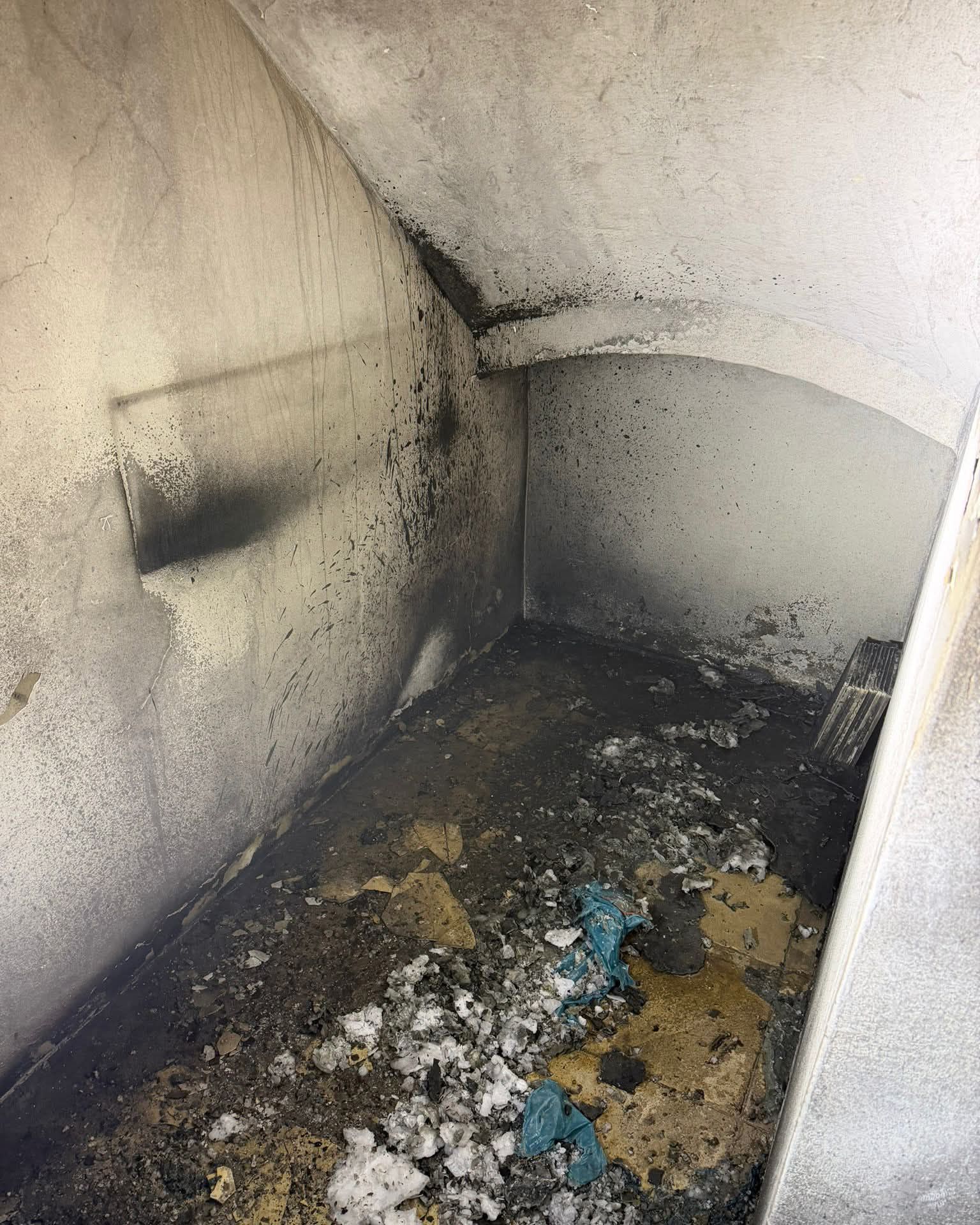 Das Gebäude wurde mit Schutt und Rauch verdreckt.