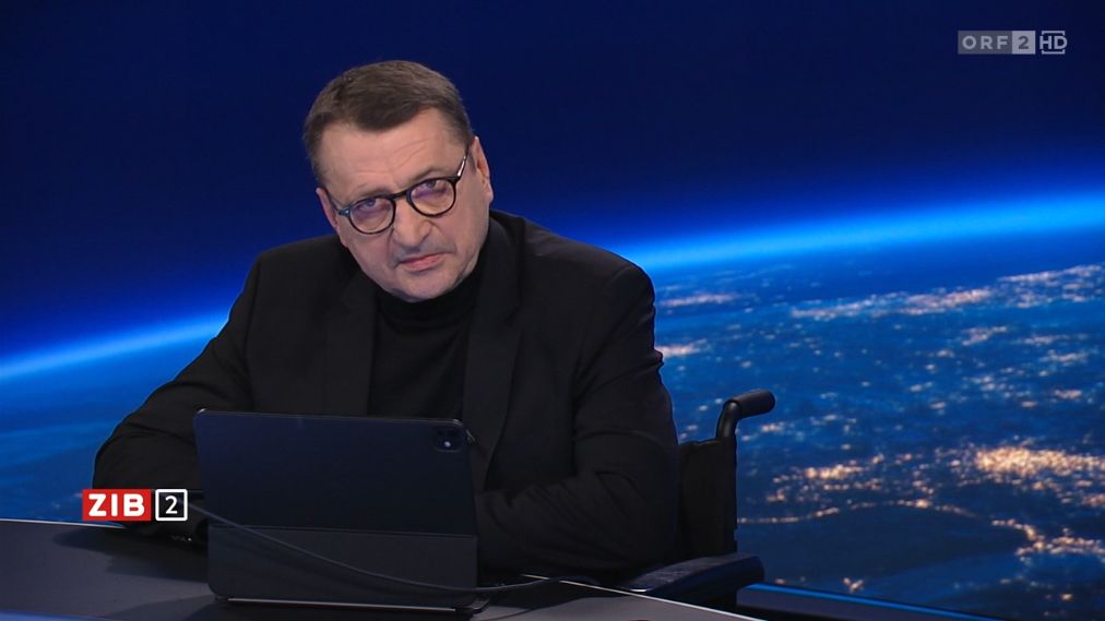 Klaus Fürlinger spricht mit KI-Stimme mit Martin Thür im Studio der ZIB2 am 8. Feber 2026.