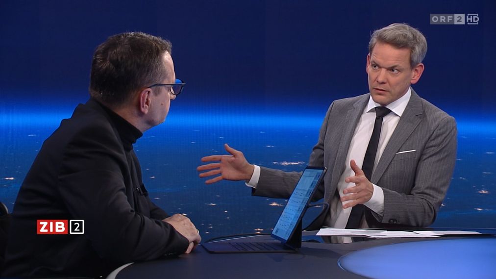 Klaus Fürlinger spricht mit KI-Stimme mit Martin Thür im Studio der ZIB2 am 8. Feber 2026.