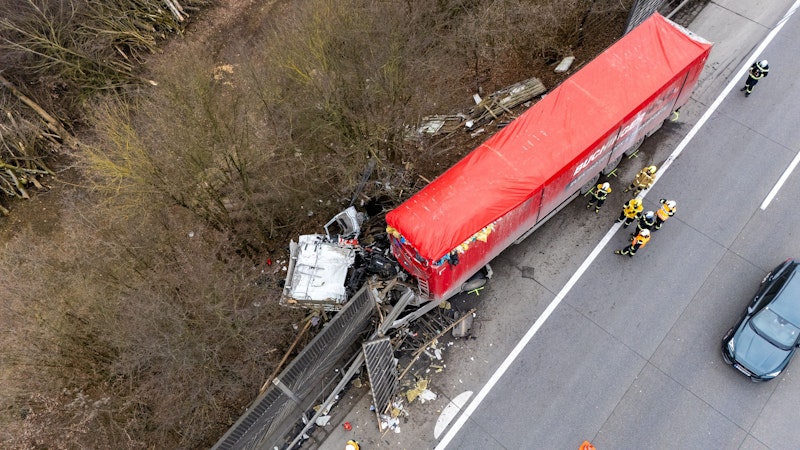 Die Bergung des Lkw erfolgt durch ein Spezialunternehmen.